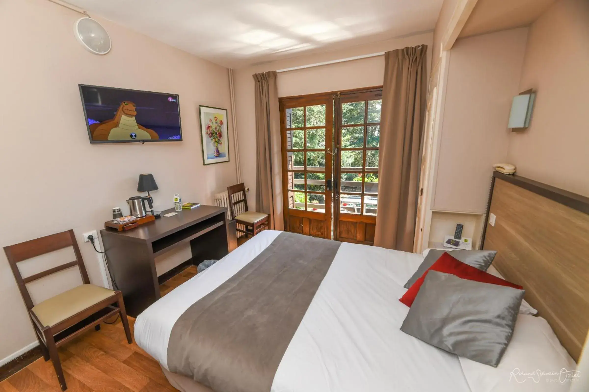 Balcony/Terrace, Bed in Logis Hôtel La Chaumière Balcony/Terrace, Bed in Logis Hôtel La Chaumière