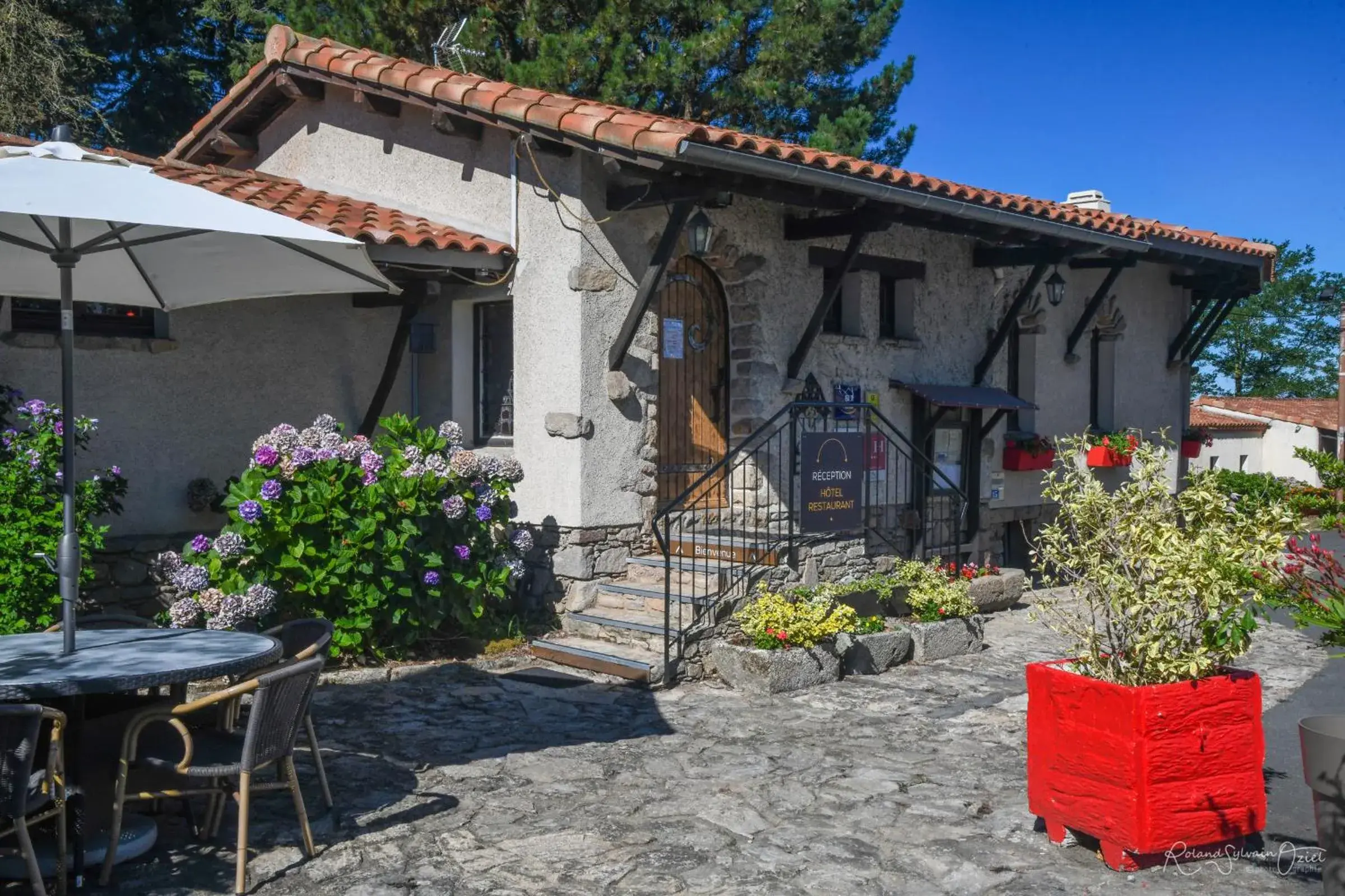 Facade/entrance in Logis Hôtel La Chaumière Facade/entrance in Logis Hôtel La Chaumière