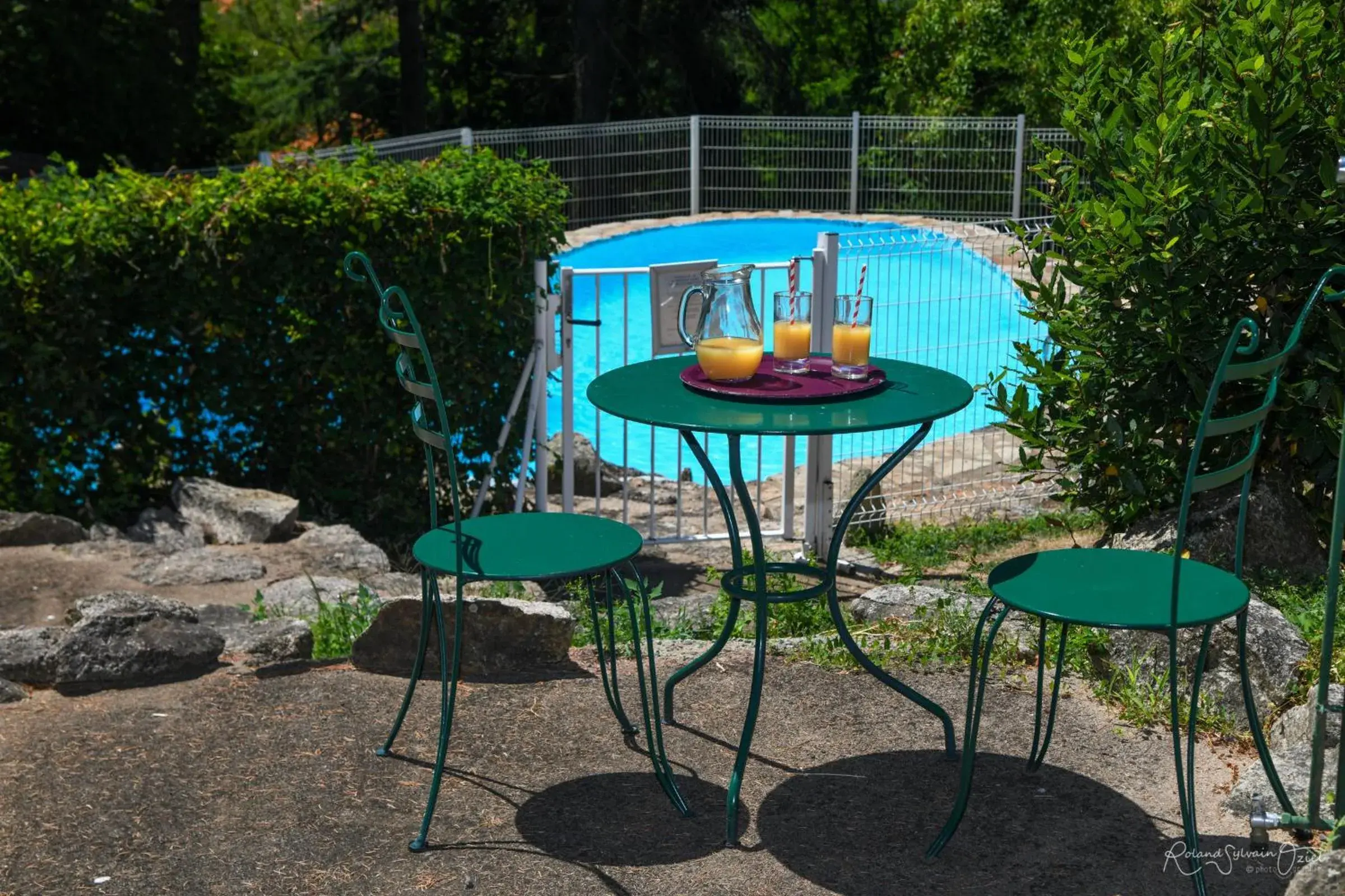 Swimming pool in Logis Hôtel La Chaumière Swimming pool in Logis Hôtel La Chaumière