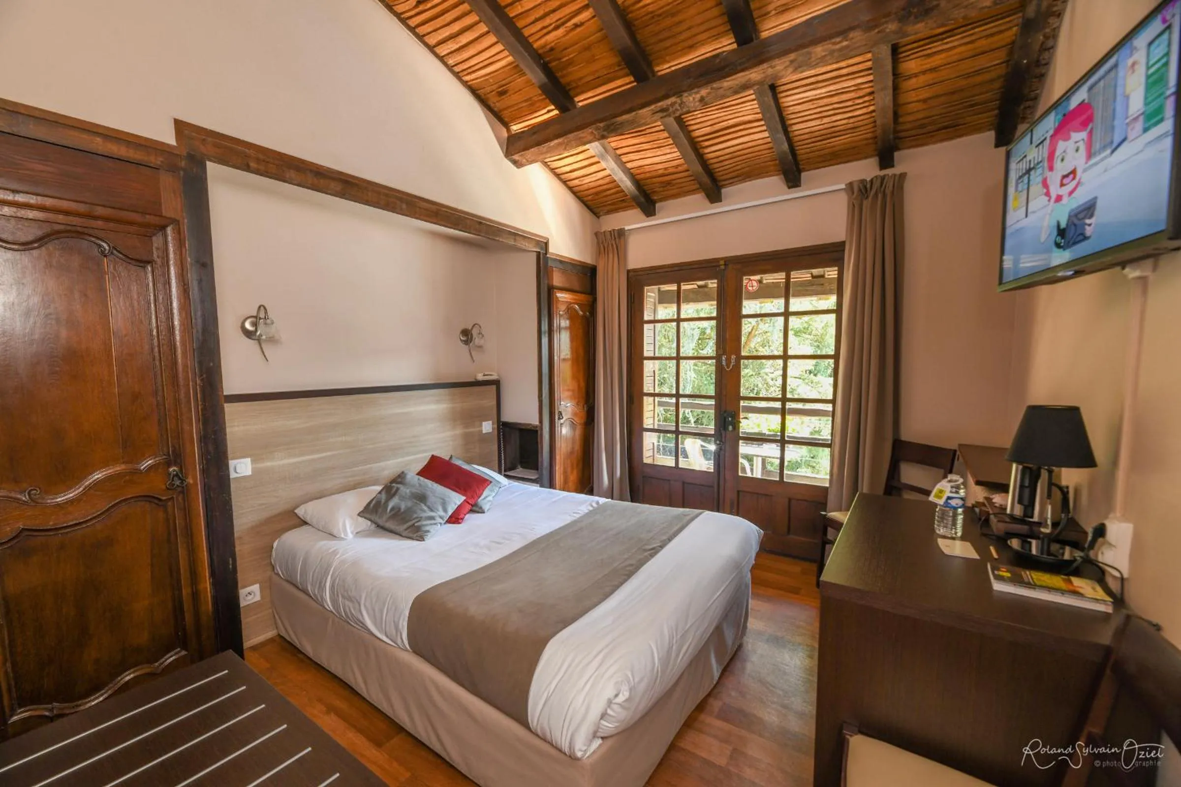 TV and multimedia, Bed in Logis Hôtel La Chaumière