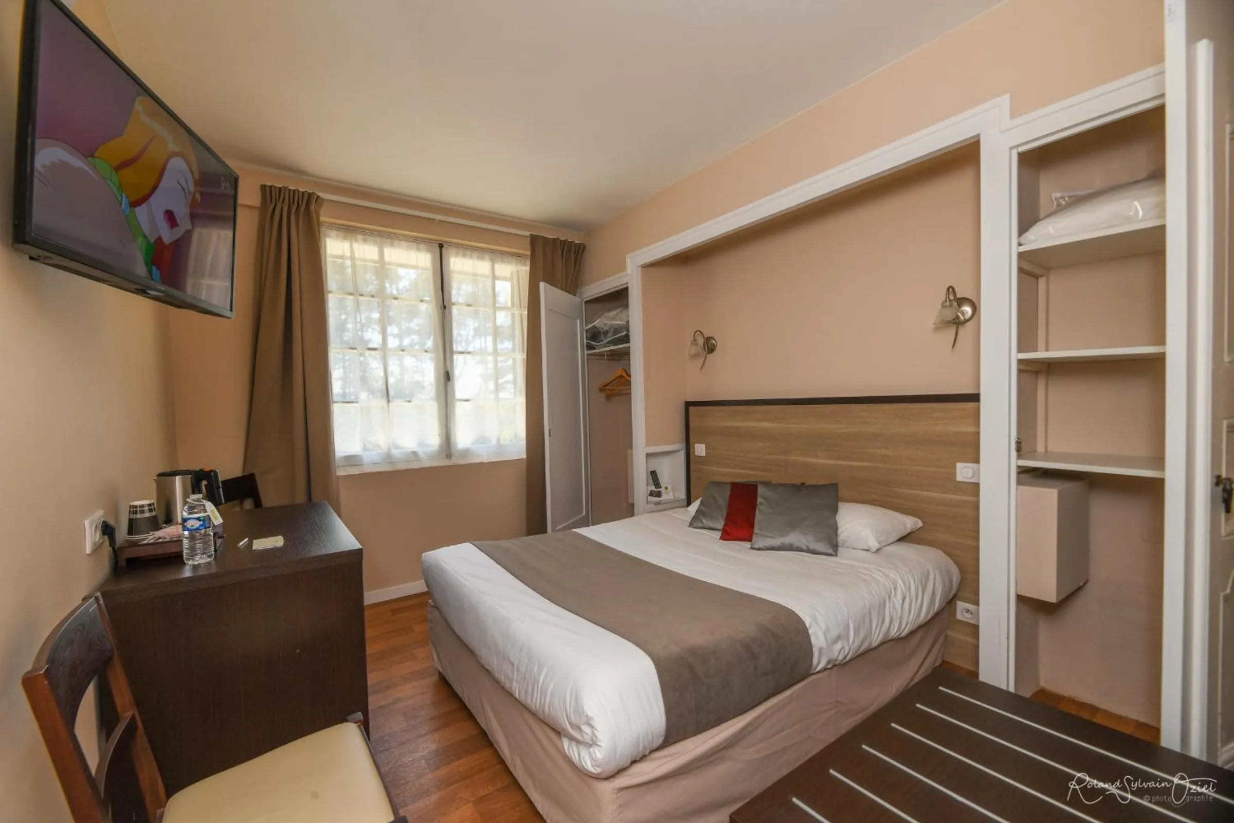 Photo of the whole room, Bed in Logis Hôtel La Chaumière