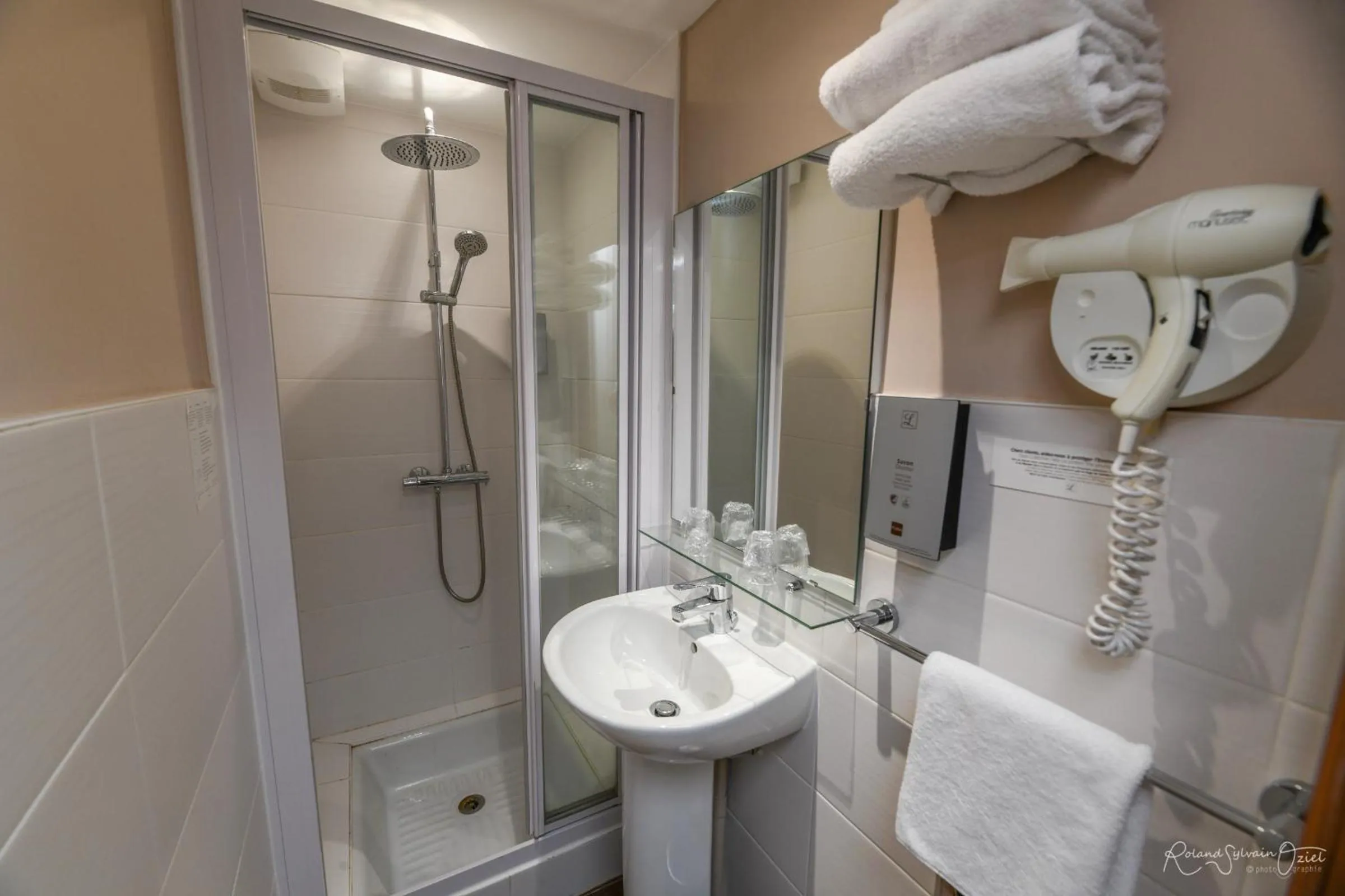 Bathroom in Logis Hôtel La Chaumière