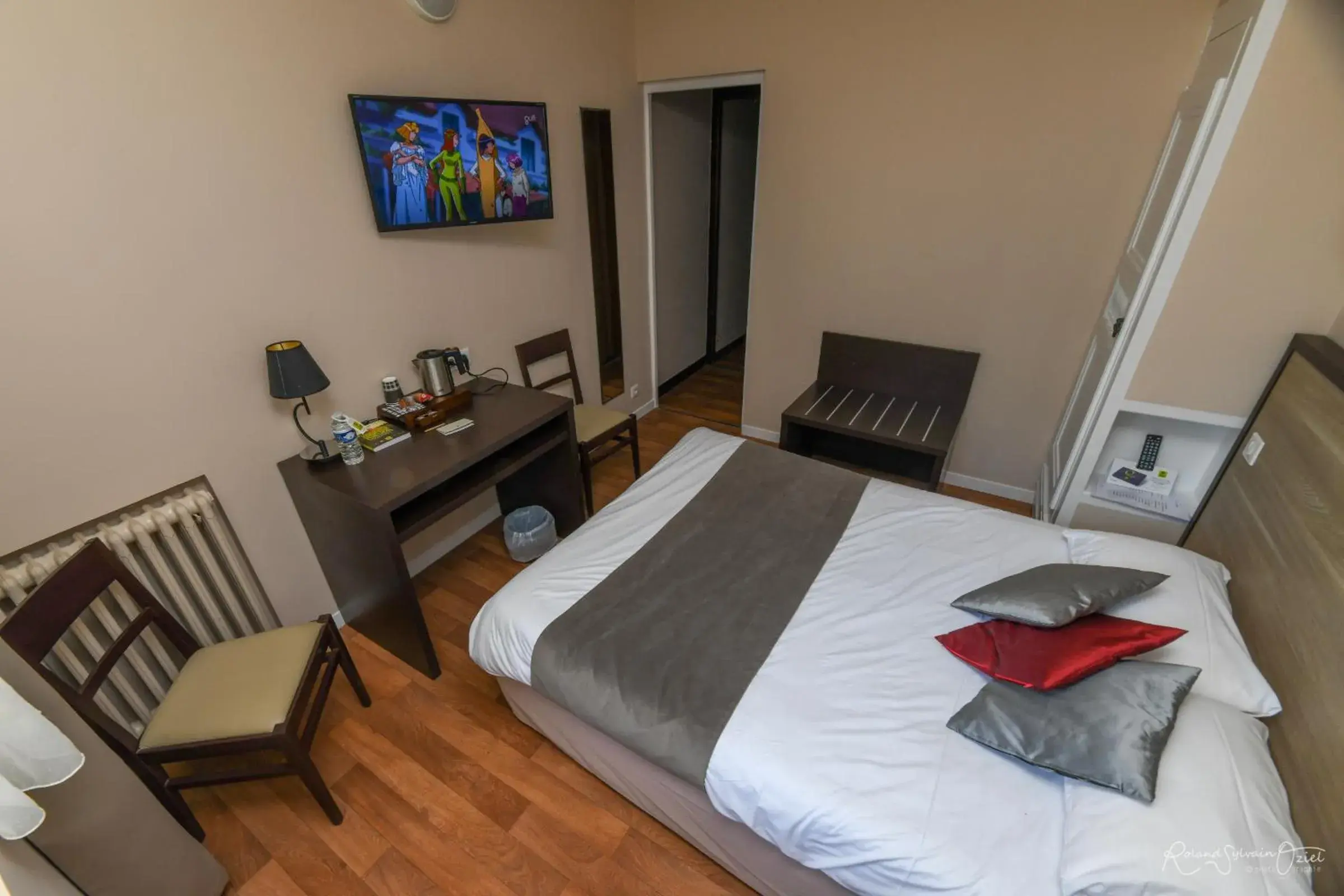 Photo of the whole room, Bed in Logis Hôtel La Chaumière Photo of the whole room, Bed in Logis Hôtel La Chaumière