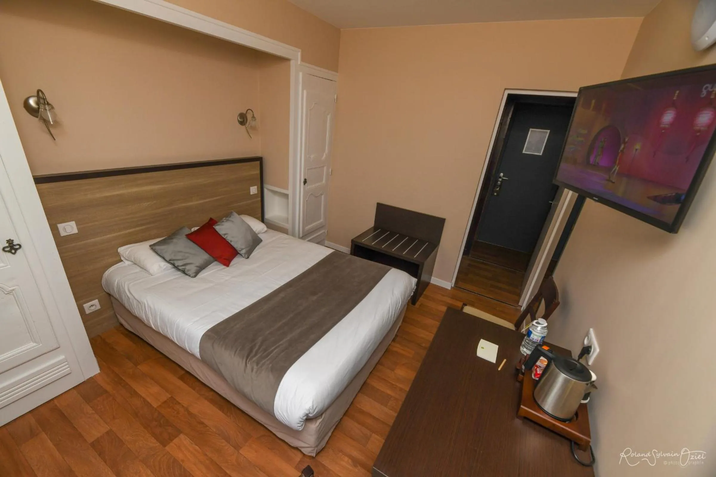 Photo of the whole room, Bed in Logis Hôtel La Chaumière