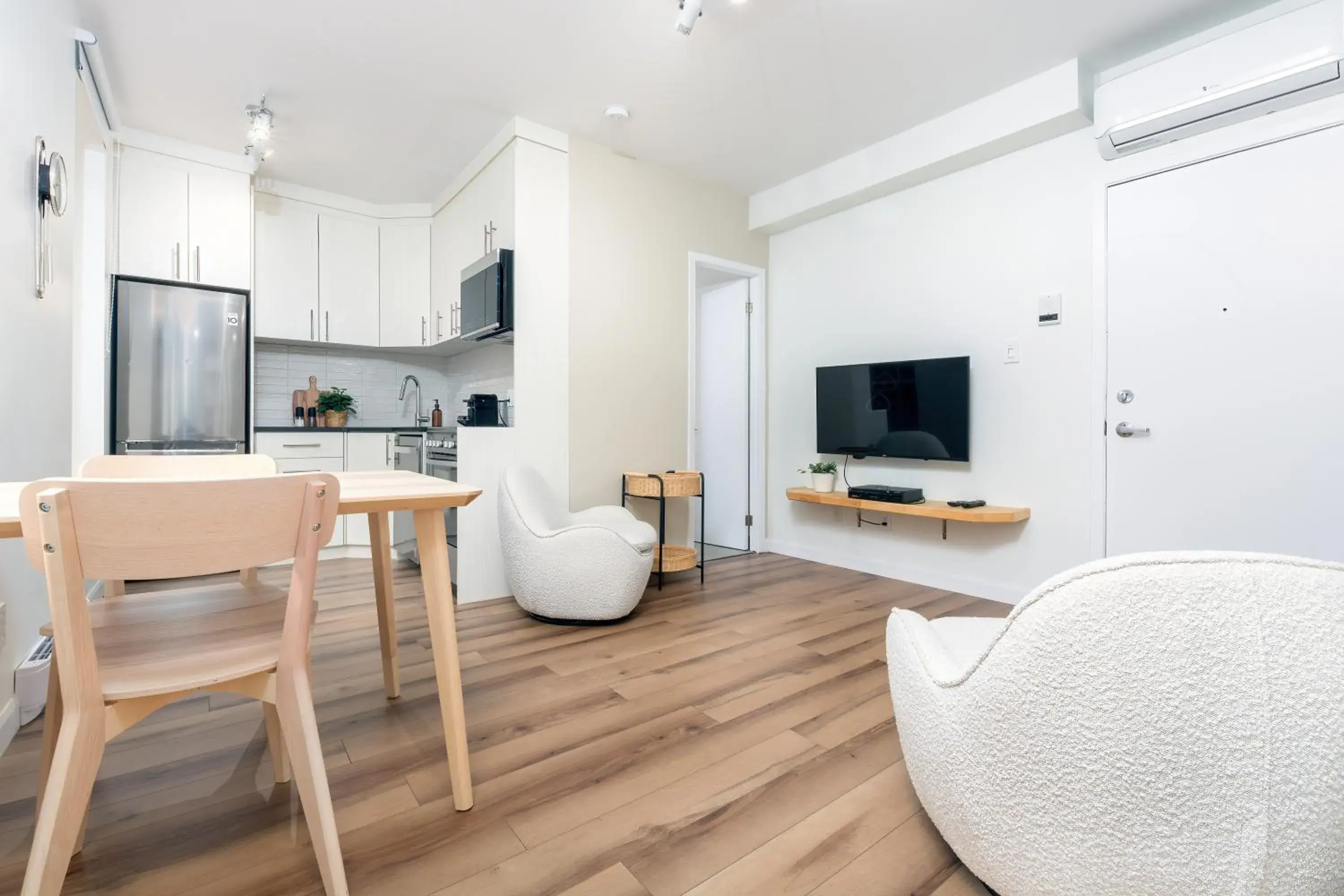 Bright Loft - View to St Joseph Street in Appart hôtel Le Saint-Anselme Bright Loft - View to St Joseph Street in Appart hôtel Le Saint-Anselme