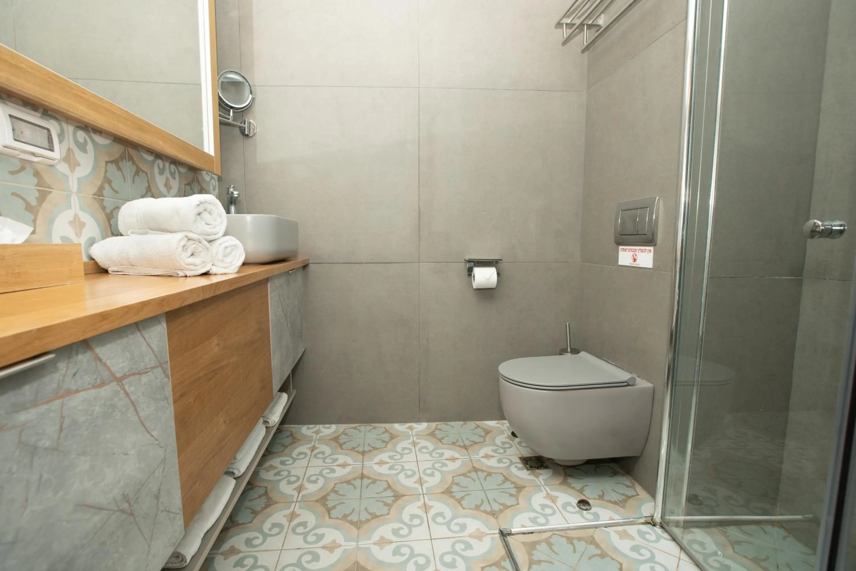 Shower in neot golf kz place