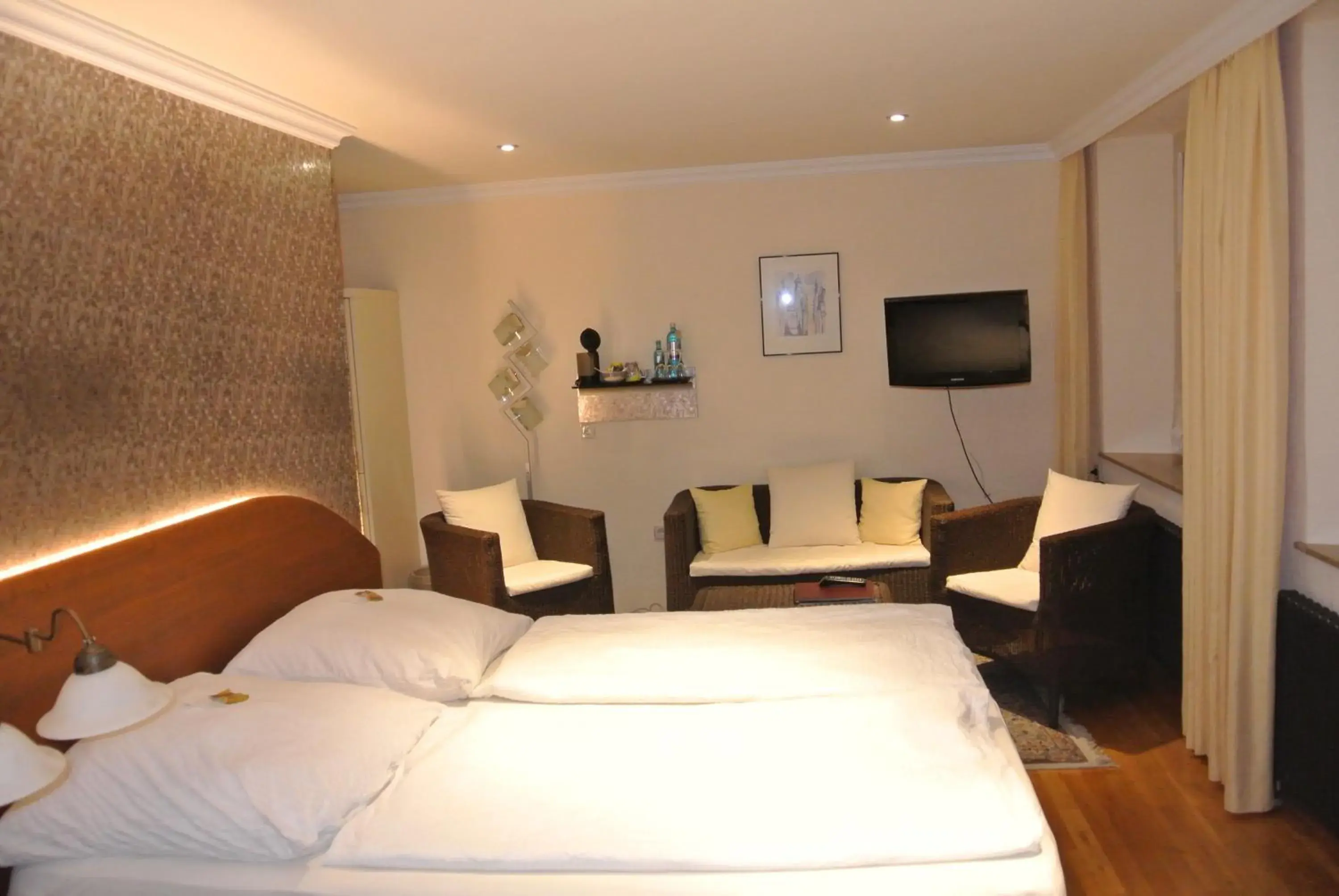 Triple Room in Hotel-Restaurant Goldenes Lamm Triple Room in Hotel-Restaurant Goldenes Lamm