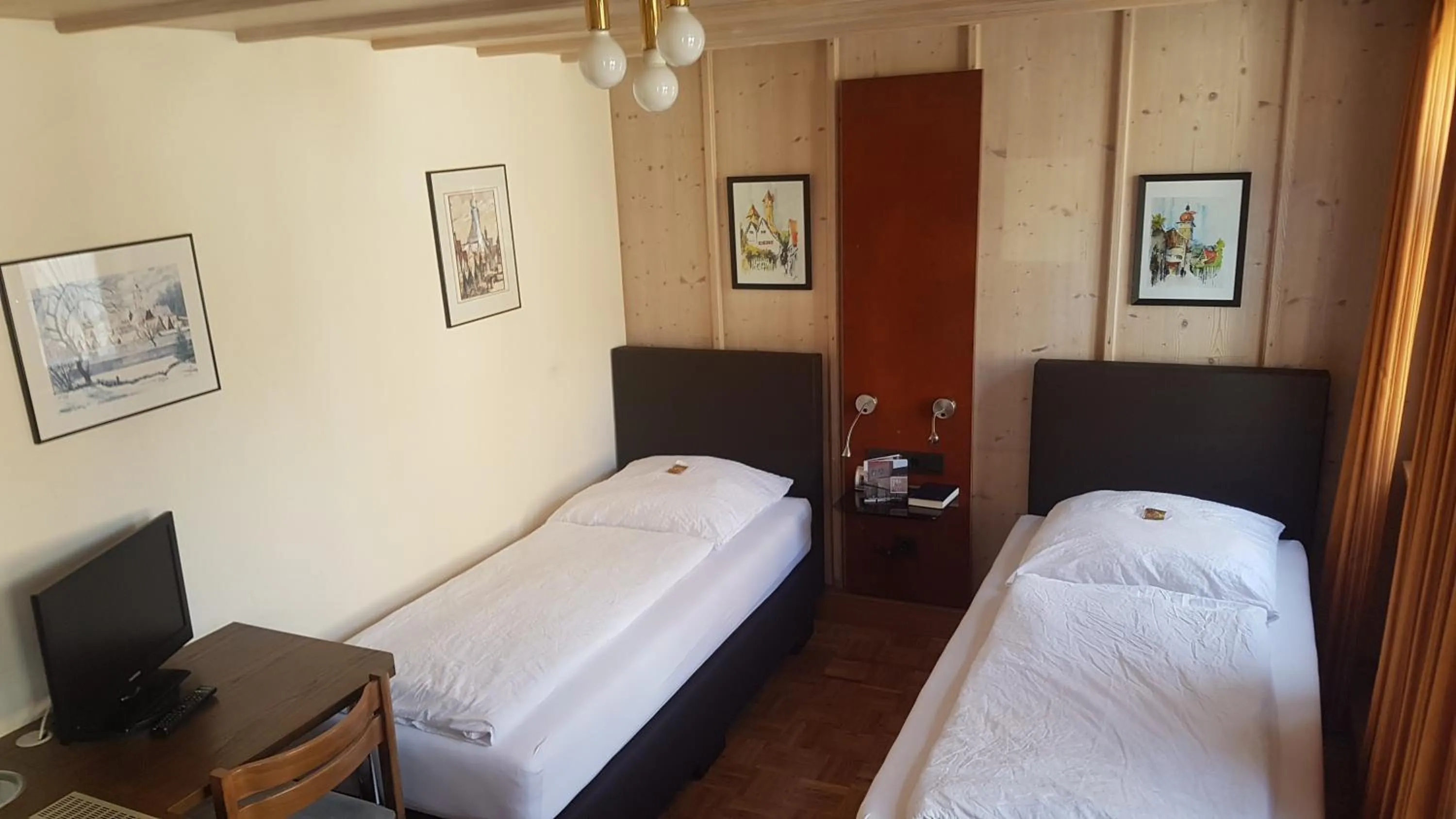 Bed in Hotel-Restaurant Goldenes Lamm