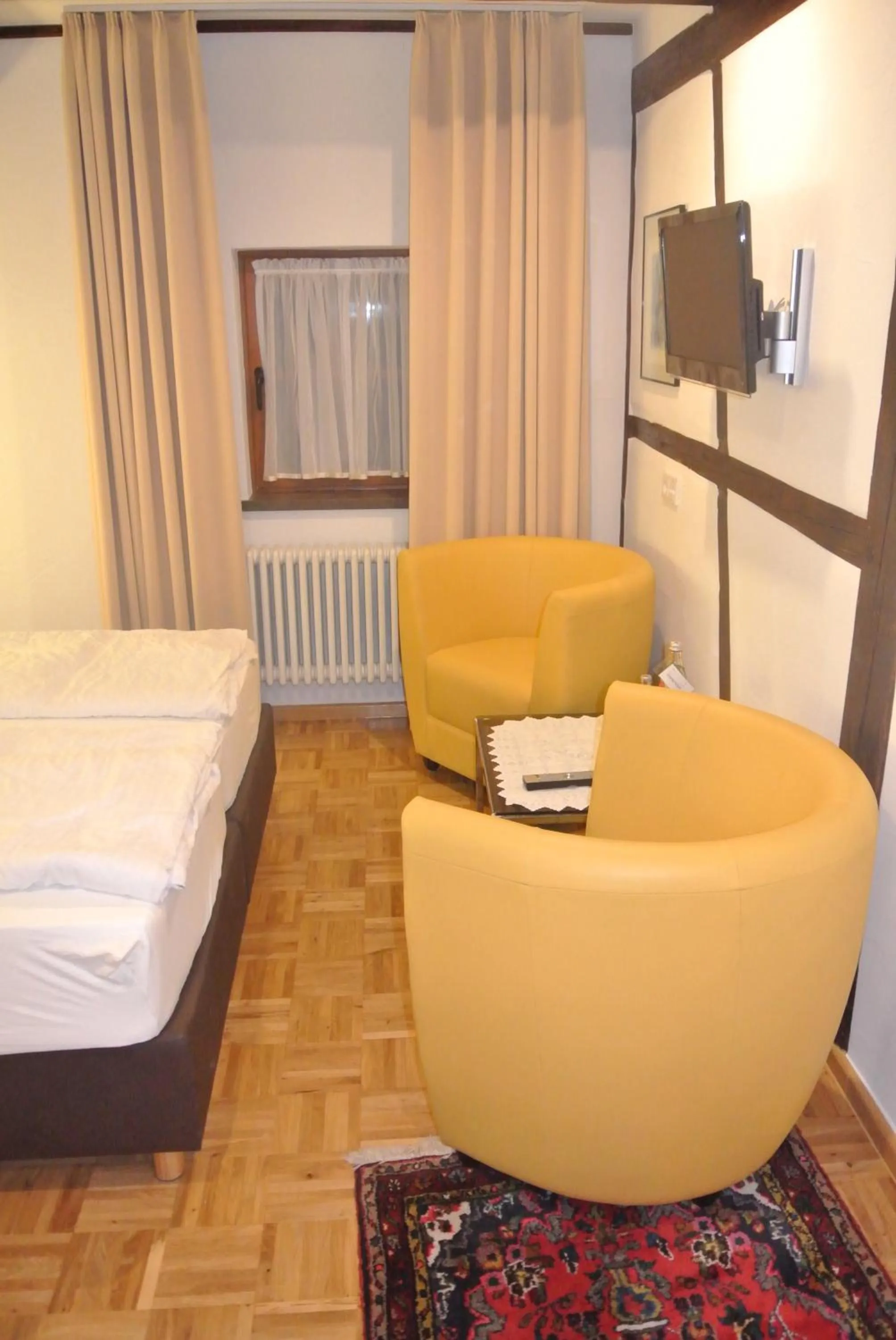 Seating area, Bed in Hotel-Restaurant Goldenes Lamm