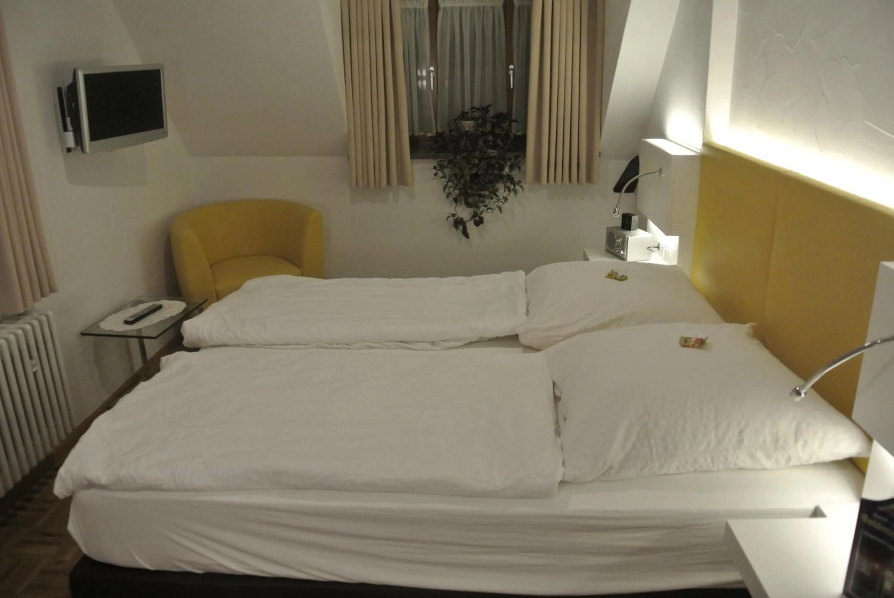Bed in Hotel-Restaurant Goldenes Lamm