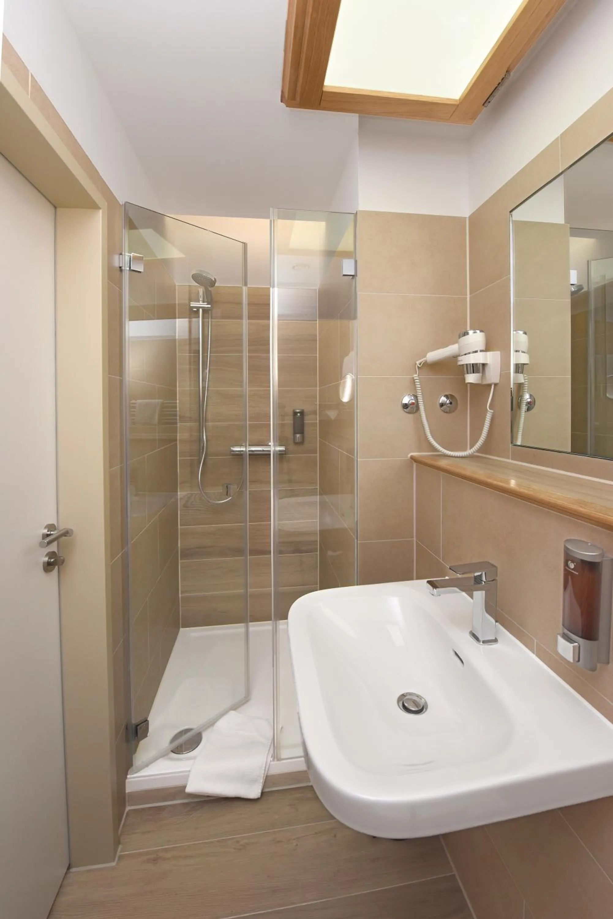 Shower in Port Inn Hotel