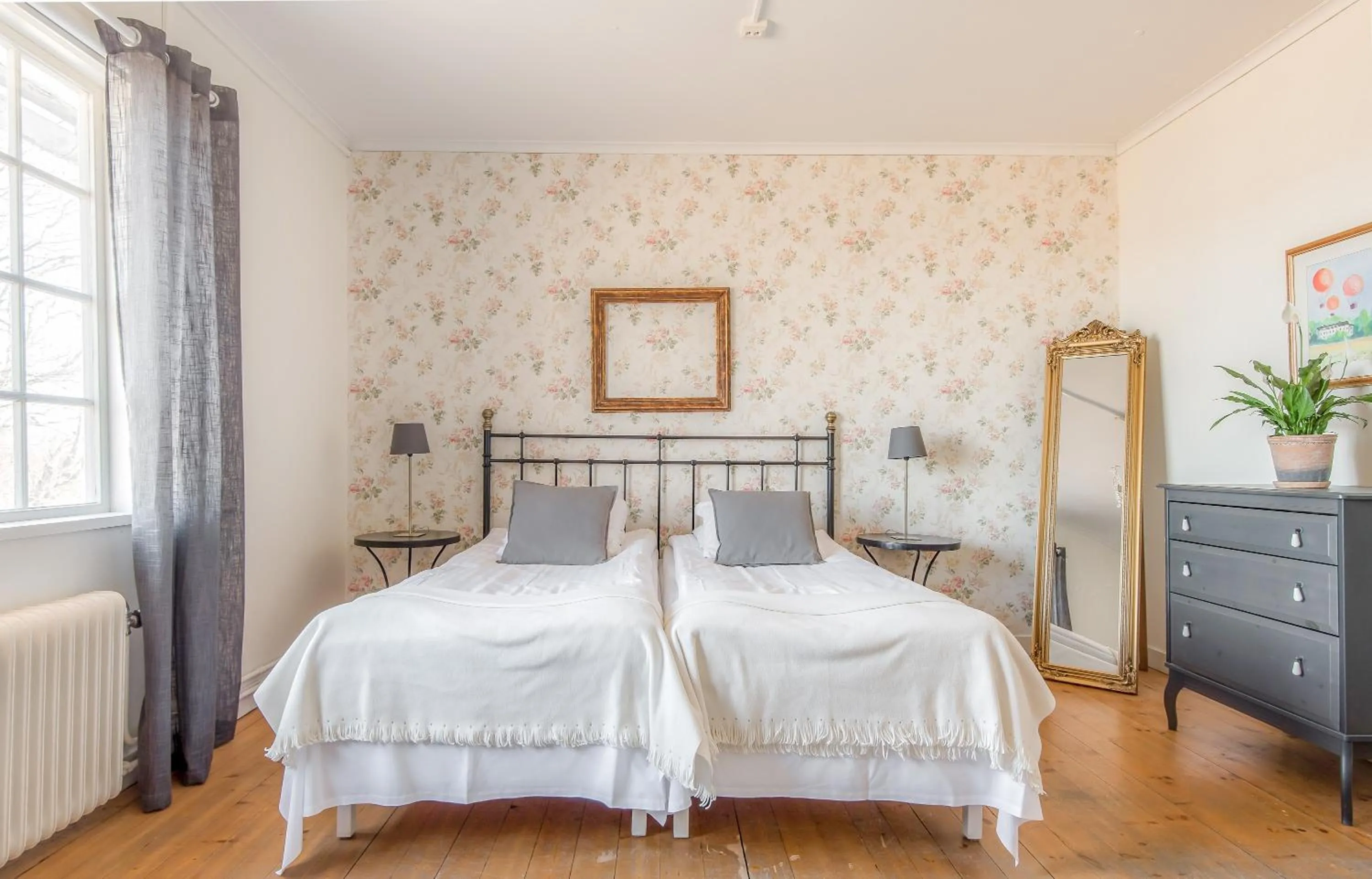 Property building, Bed in Wij Trädgårdskök på Wij Trädgårdar