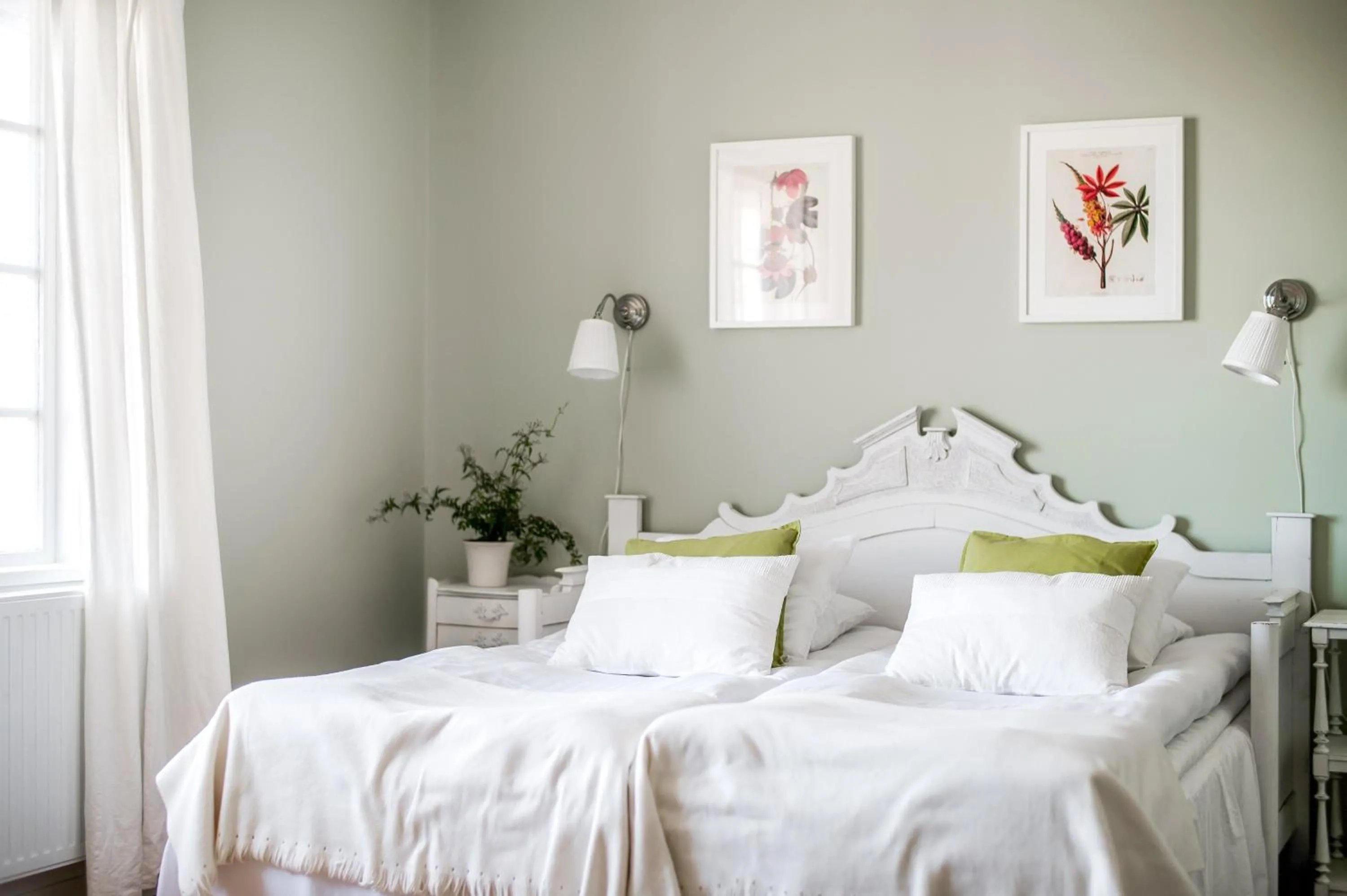 Property building, Bed in Wij Trädgårdskök på Wij Trädgårdar
