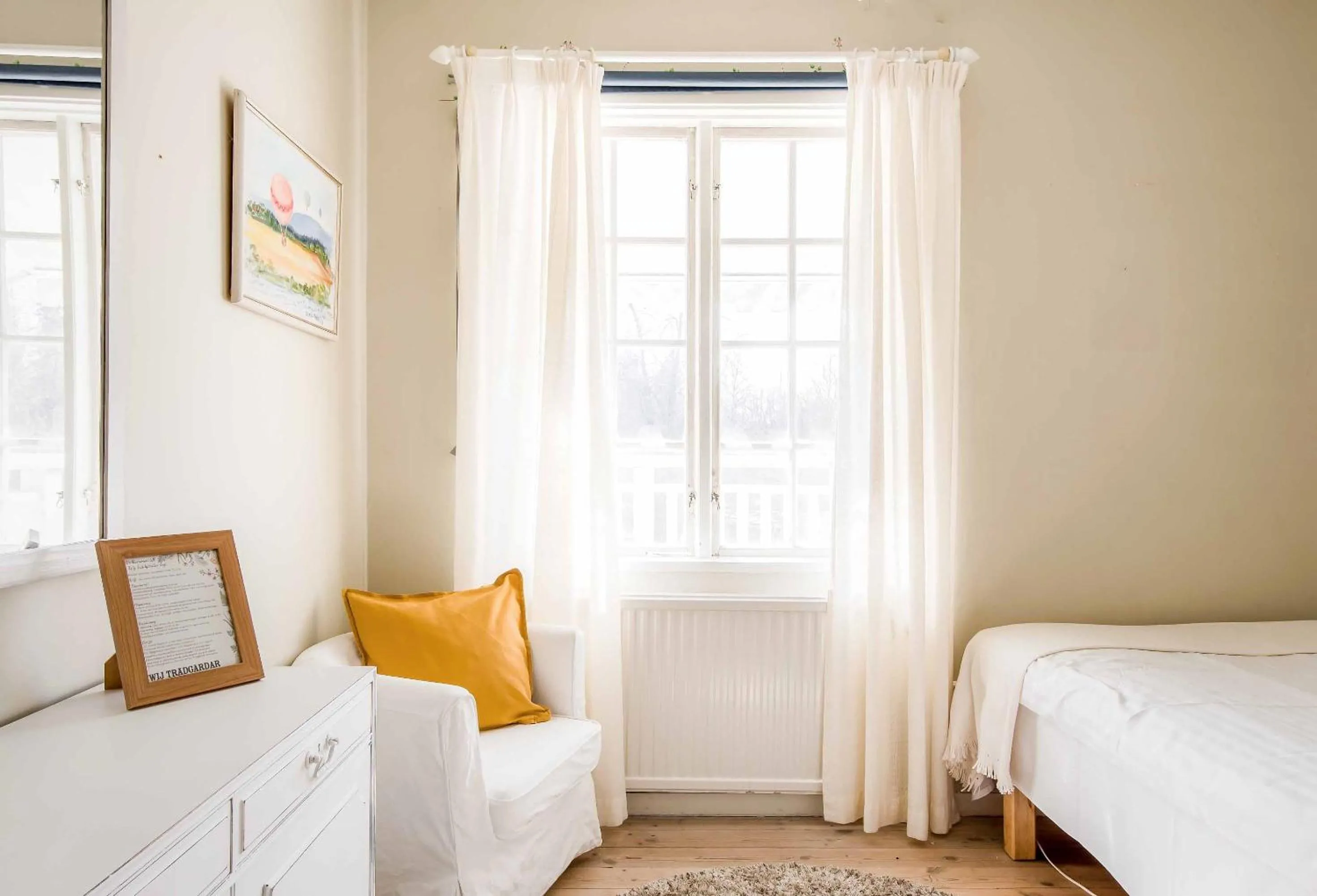Property building, Bed in Wij Trädgårdskök på Wij Trädgårdar