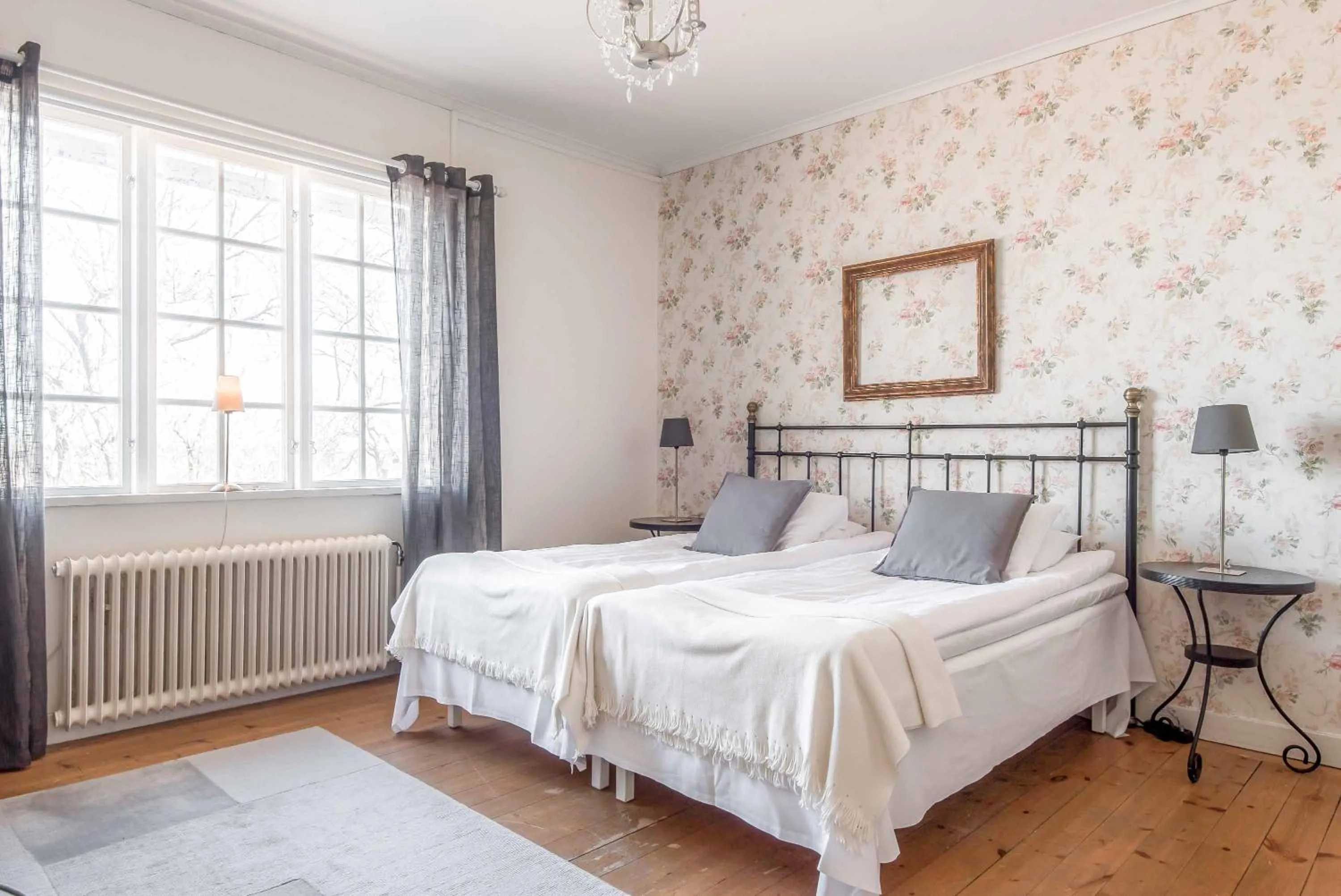 Property building, Bed in Wij Trädgårdskök på Wij Trädgårdar