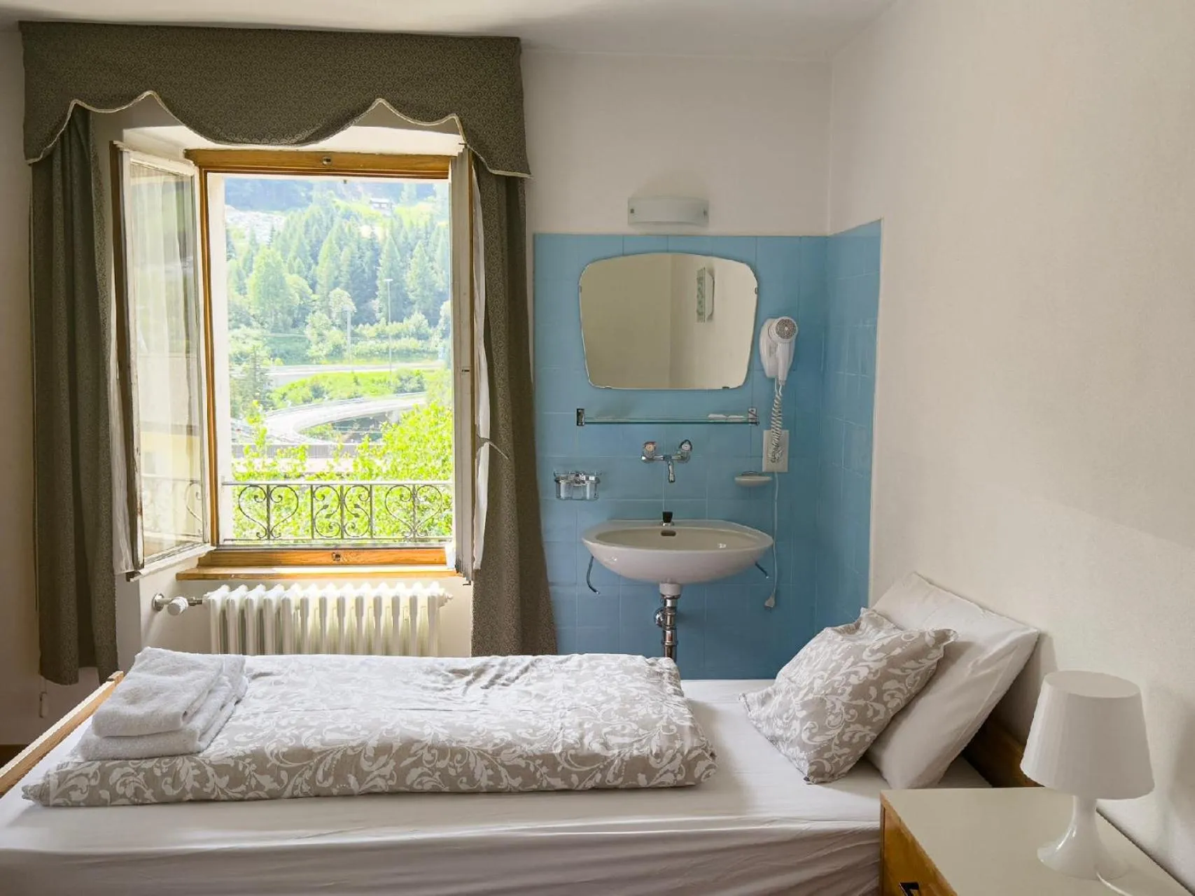 Bed in Hotel Des Alpes - Restaurant & Pizzeria