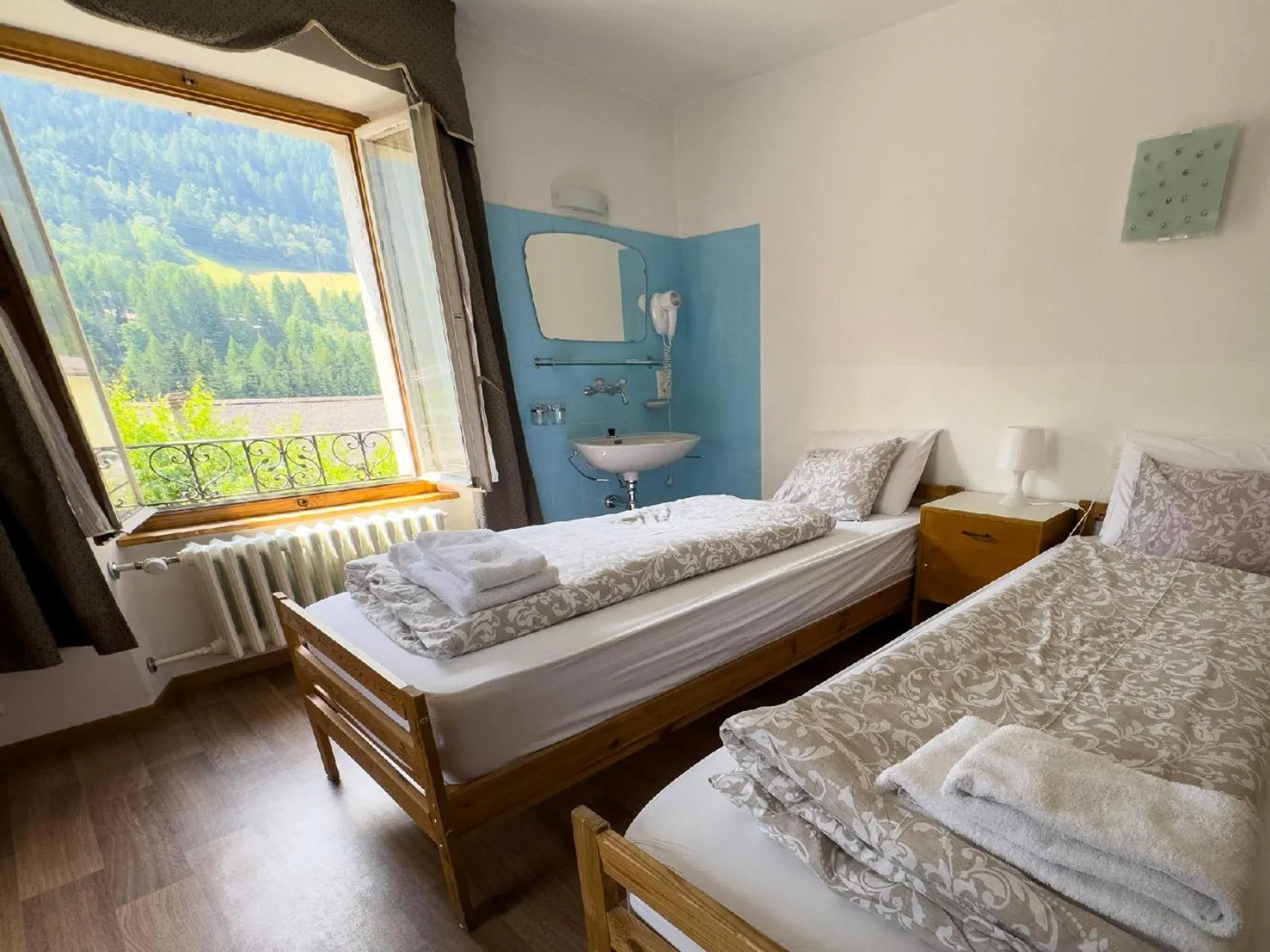 Bed in Hotel Des Alpes - Restaurant & Pizzeria