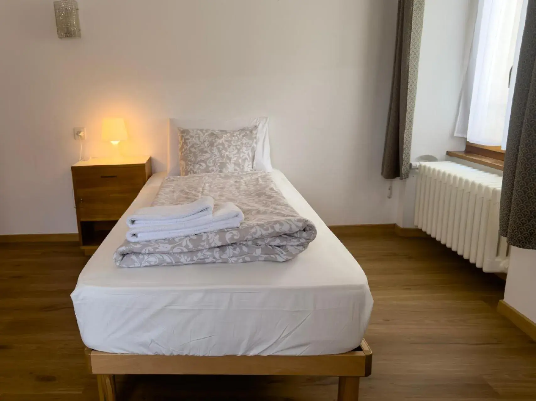 Single Room with Shared Bathroom in Hotel Des Alpes - Restaurant & Pizzeria Single Room with Shared Bathroom in Hotel Des Alpes - Restaurant & Pizzeria