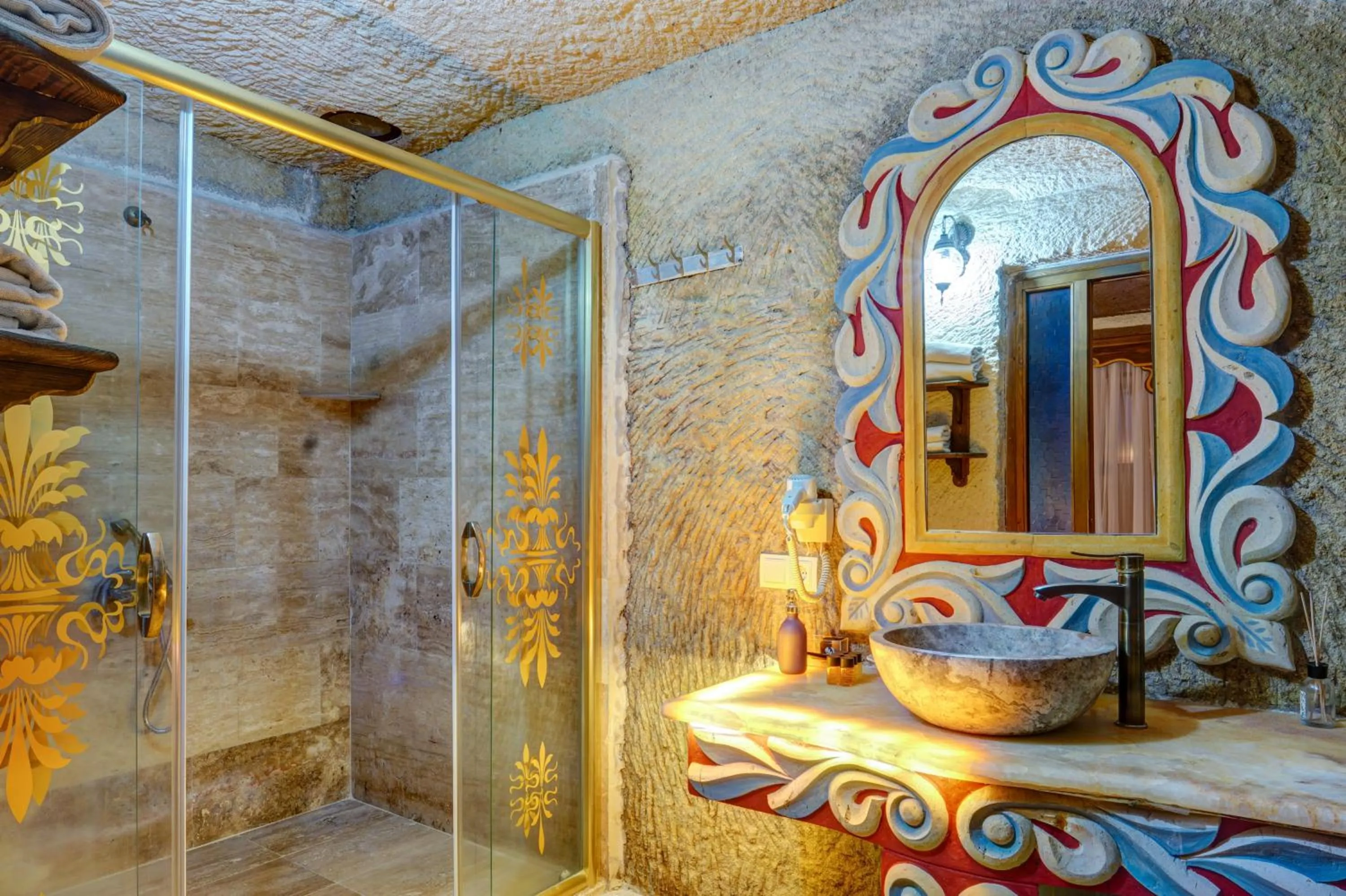 Shower in Nova Cave Hotel