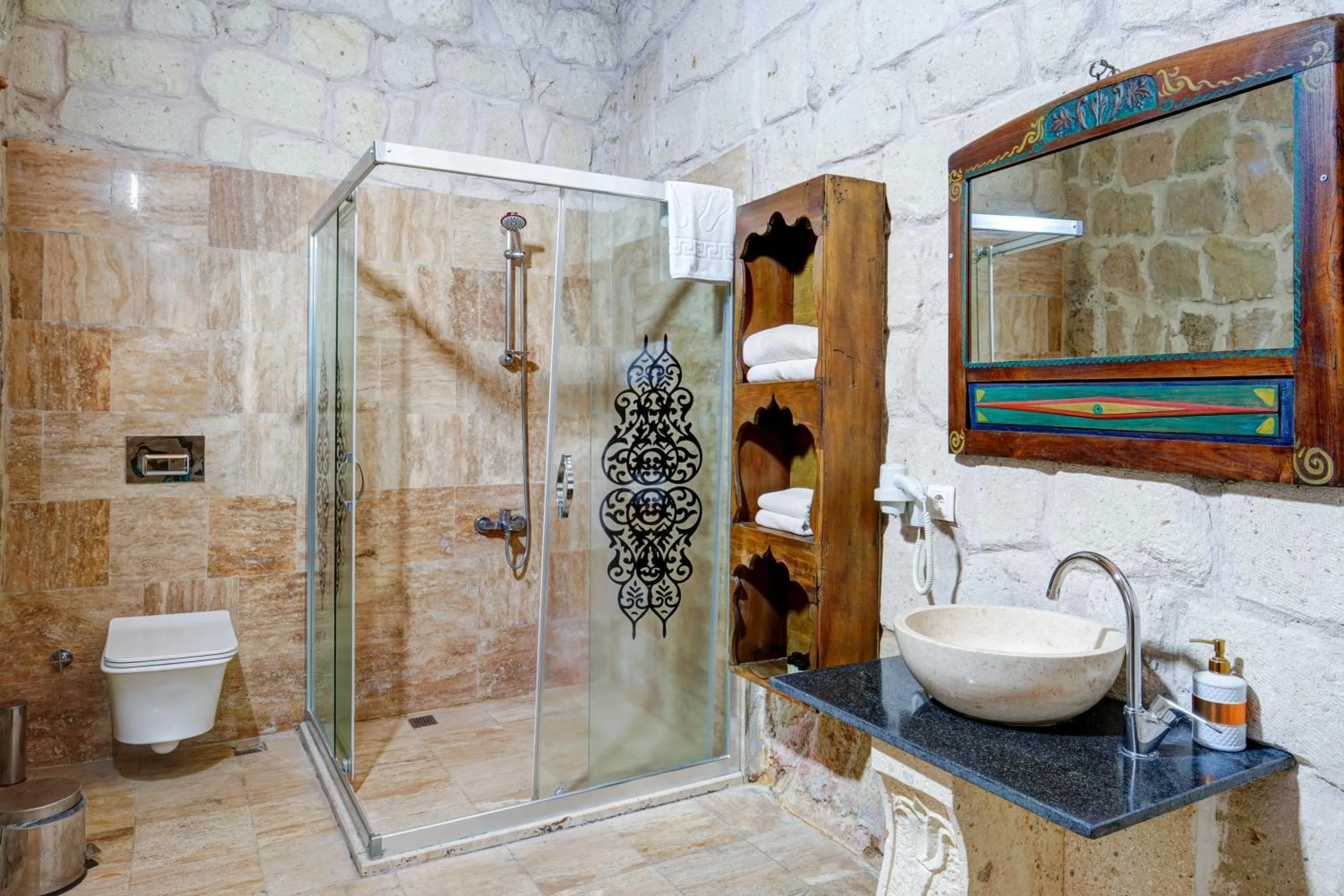 Shower in Nova Cave Hotel