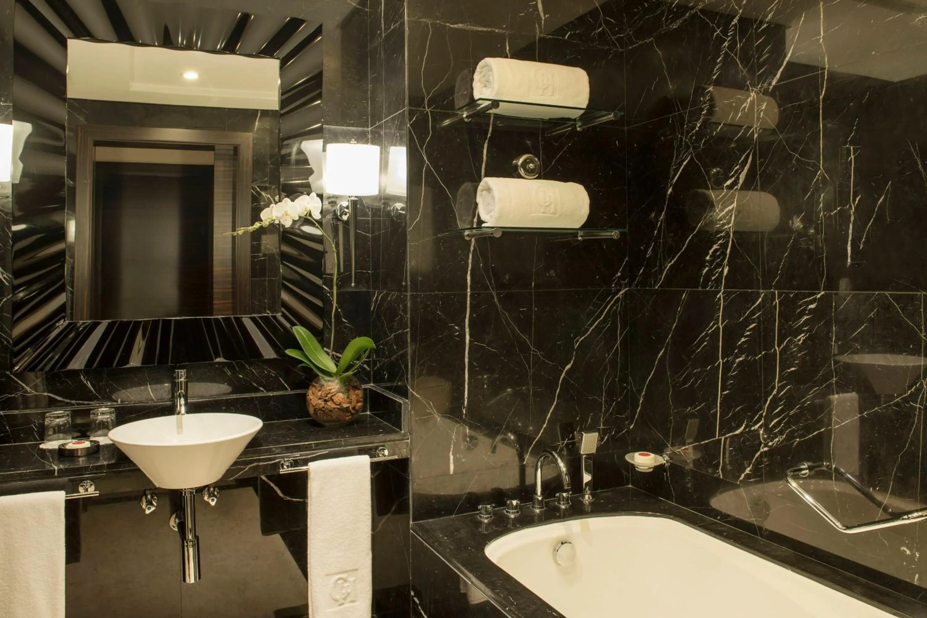 Bathroom in Grosvenor House, a Luxury Collection Hotel, Dubai
