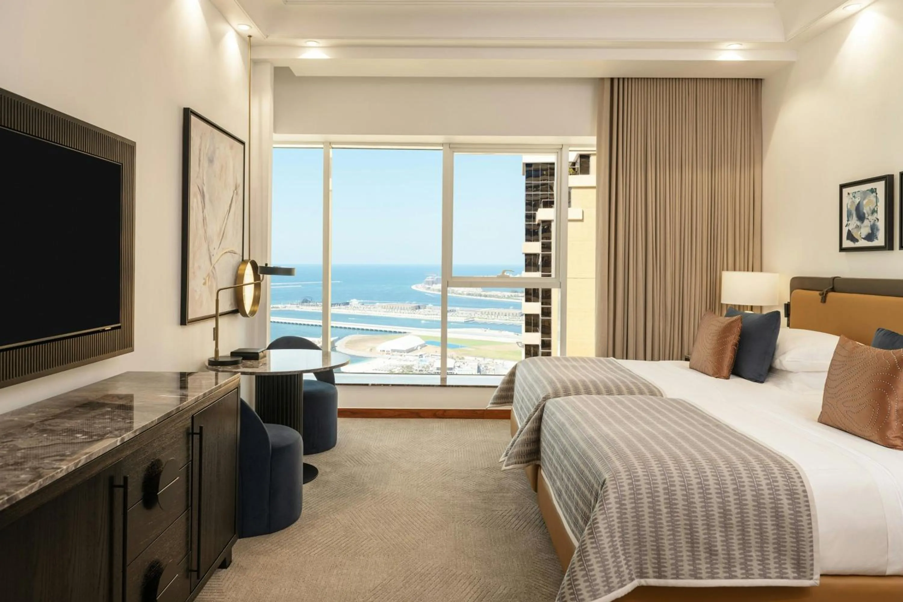 Photo of the whole room, Bed in Grosvenor House, a Luxury Collection Hotel, Dubai