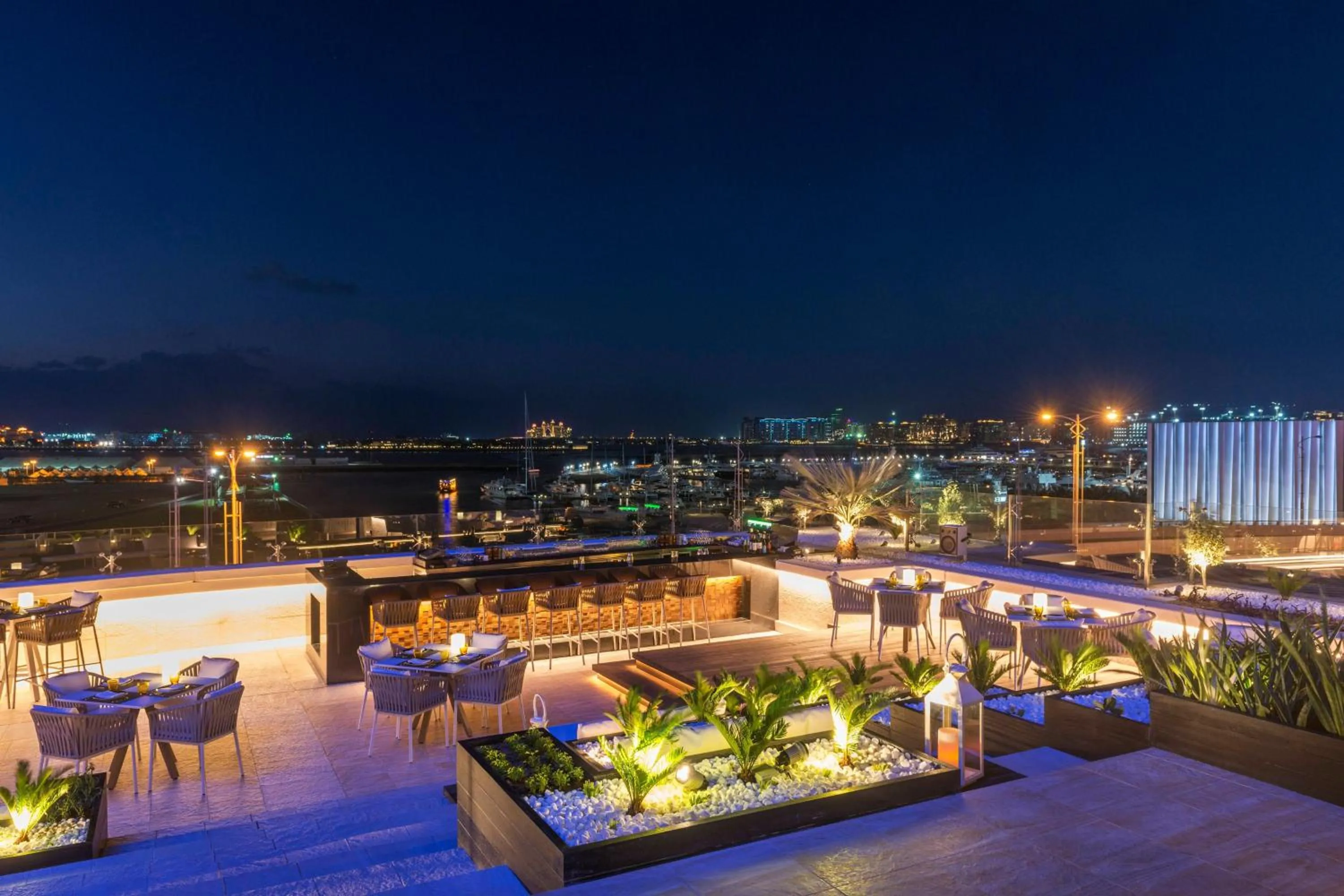 Lounge or bar in Grosvenor House, a Luxury Collection Hotel, Dubai