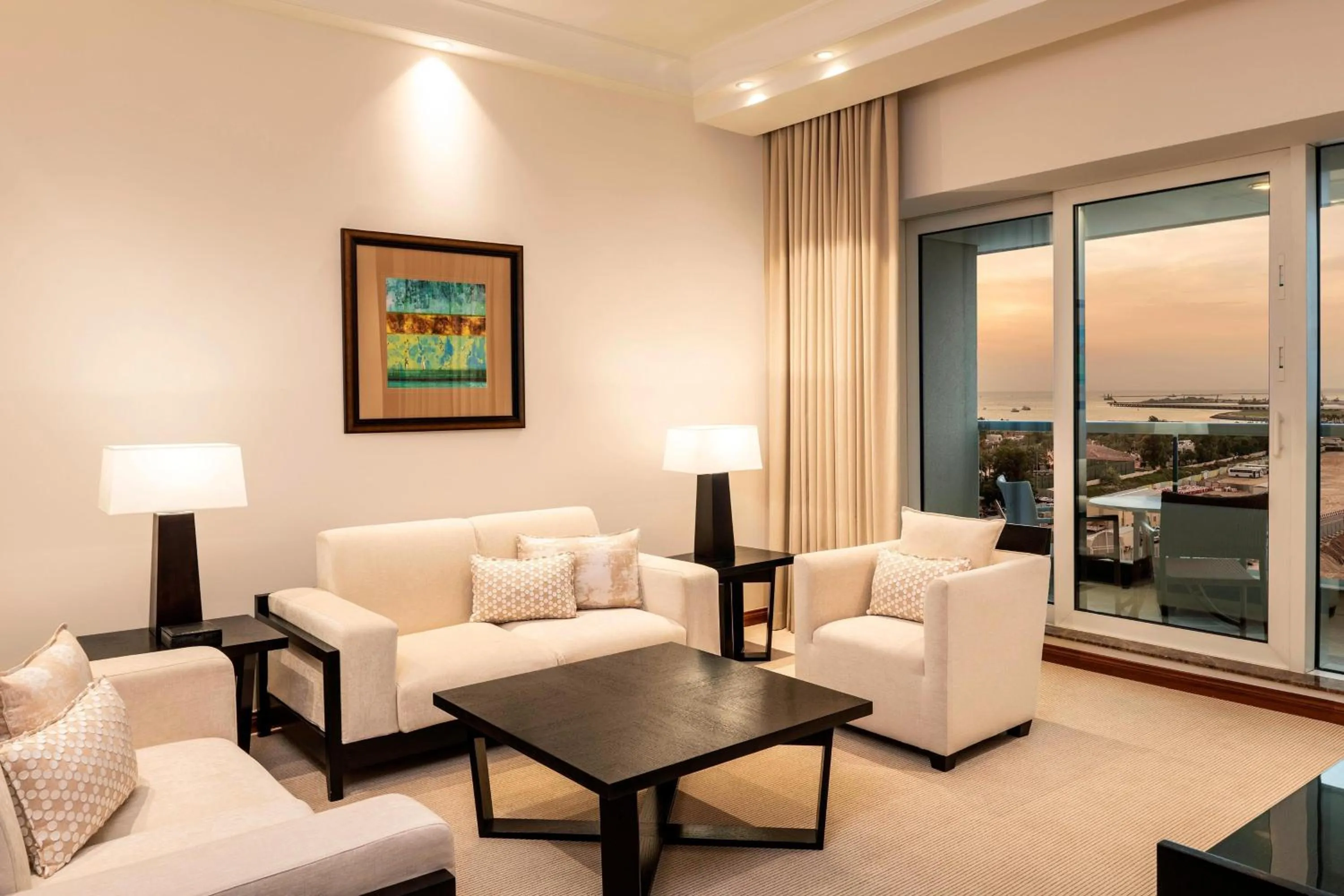 Lounge or bar in Grosvenor House, a Luxury Collection Hotel, Dubai