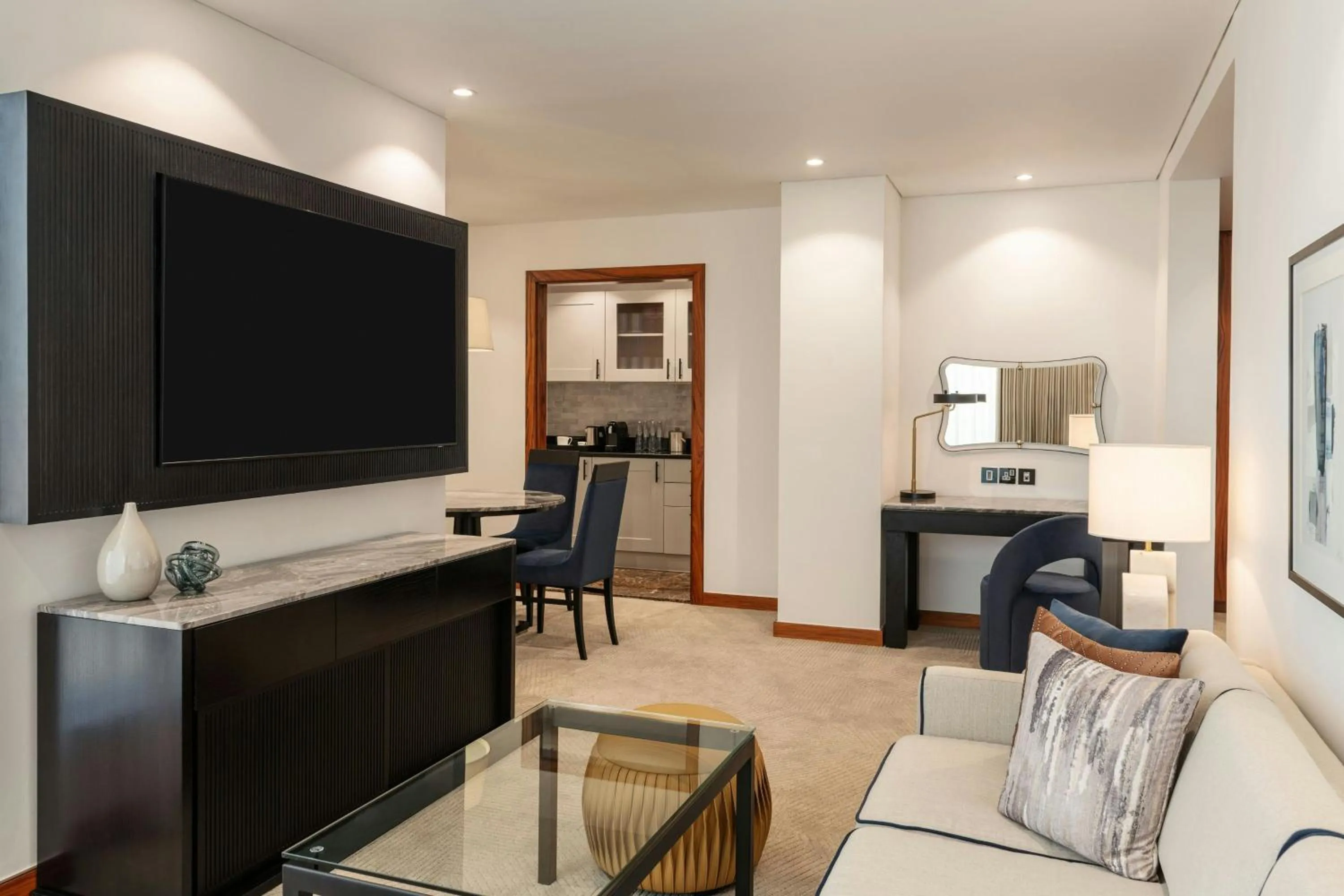 Living room in Grosvenor House, a Luxury Collection Hotel, Dubai