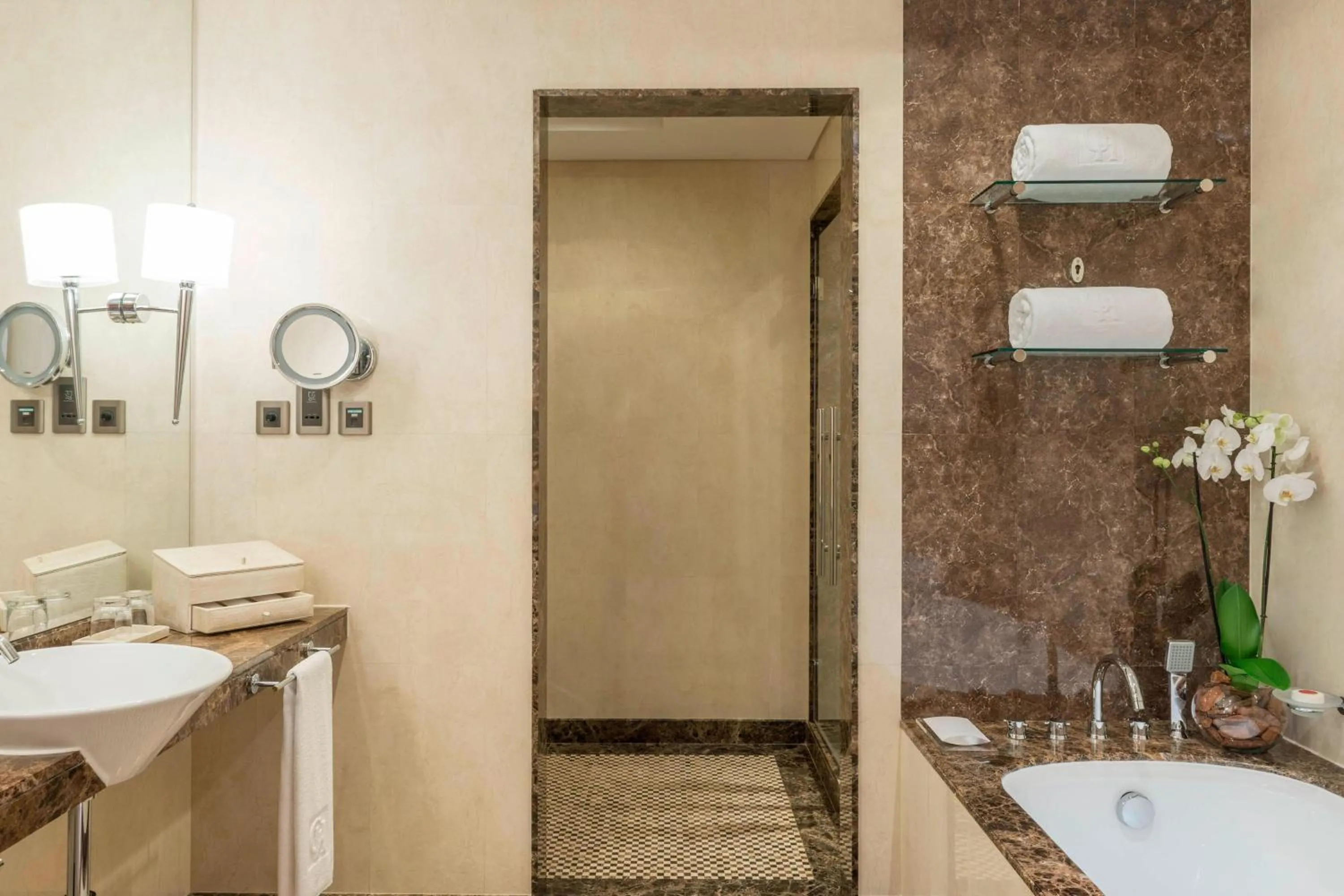 Bathroom in Grosvenor House, a Luxury Collection Hotel, Dubai