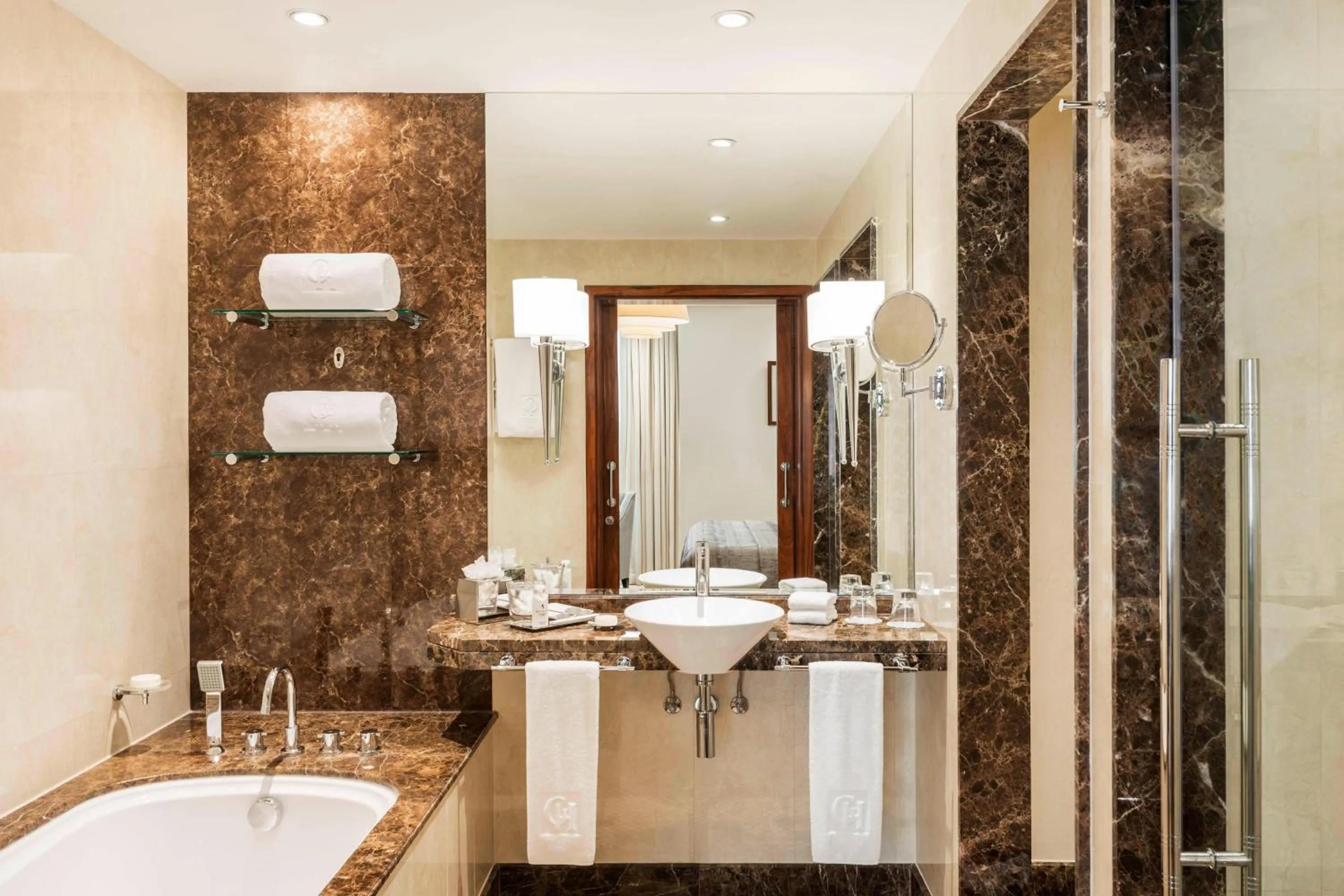 Bathroom in Grosvenor House, a Luxury Collection Hotel, Dubai