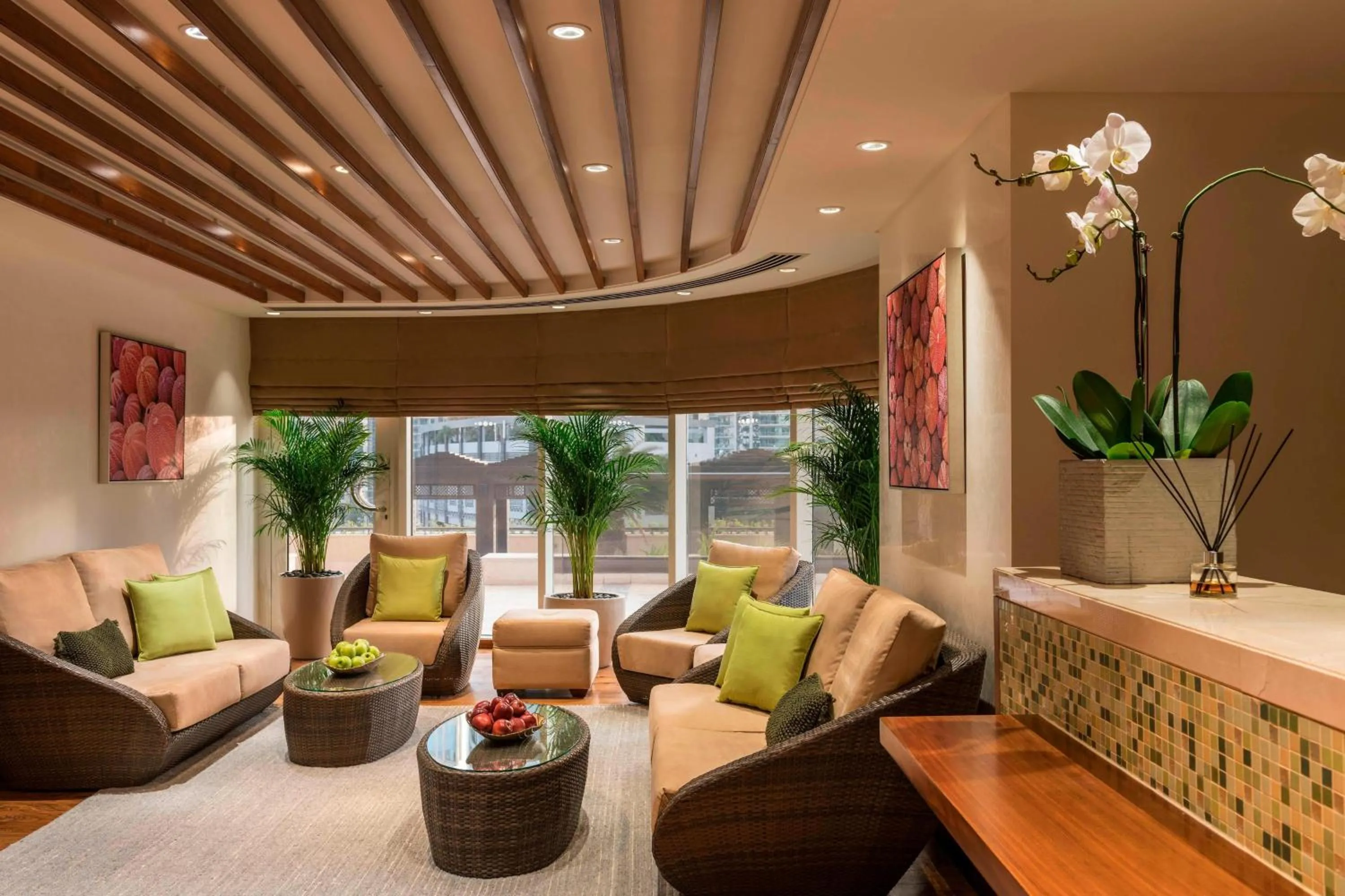 Lounge or bar in Grosvenor House, a Luxury Collection Hotel, Dubai