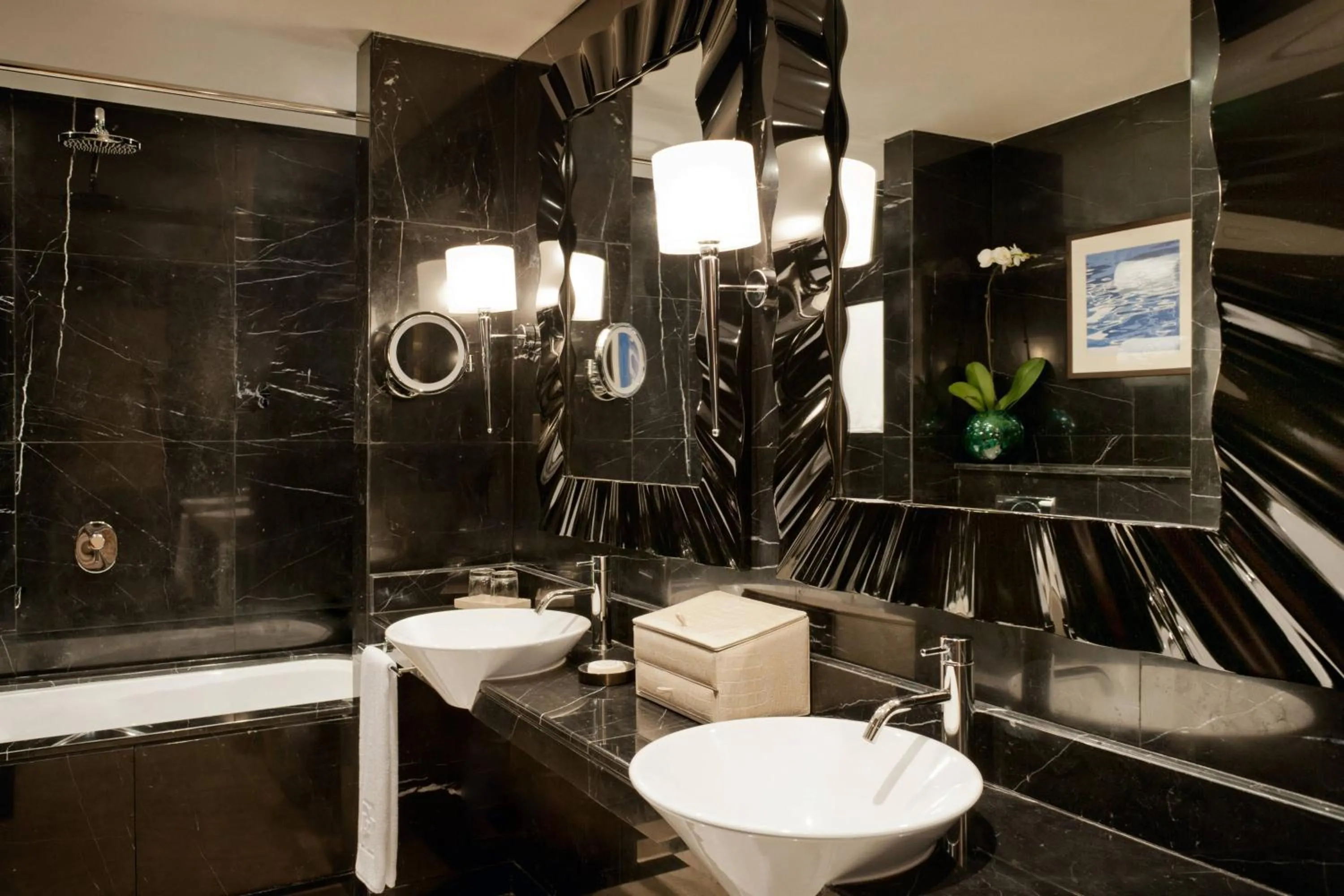 Bathroom in Grosvenor House, a Luxury Collection Hotel, Dubai