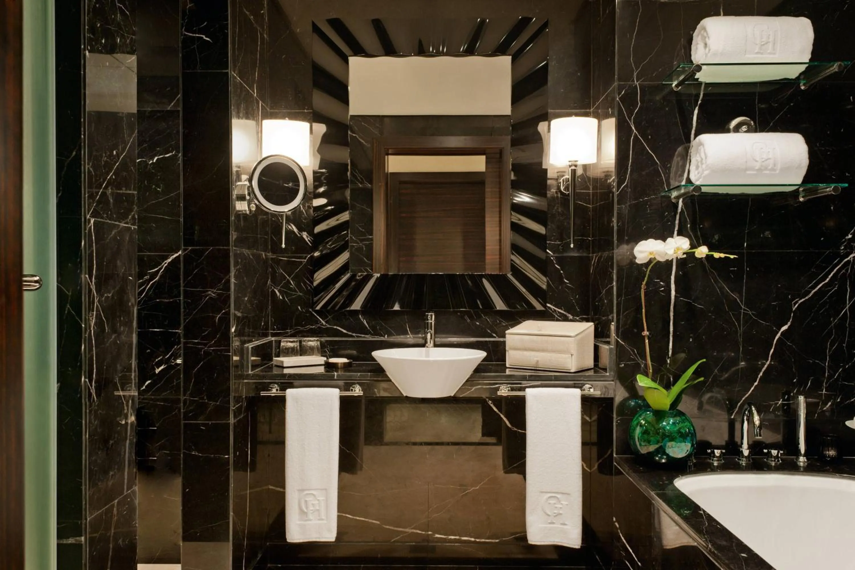 Bathroom in Grosvenor House, a Luxury Collection Hotel, Dubai
