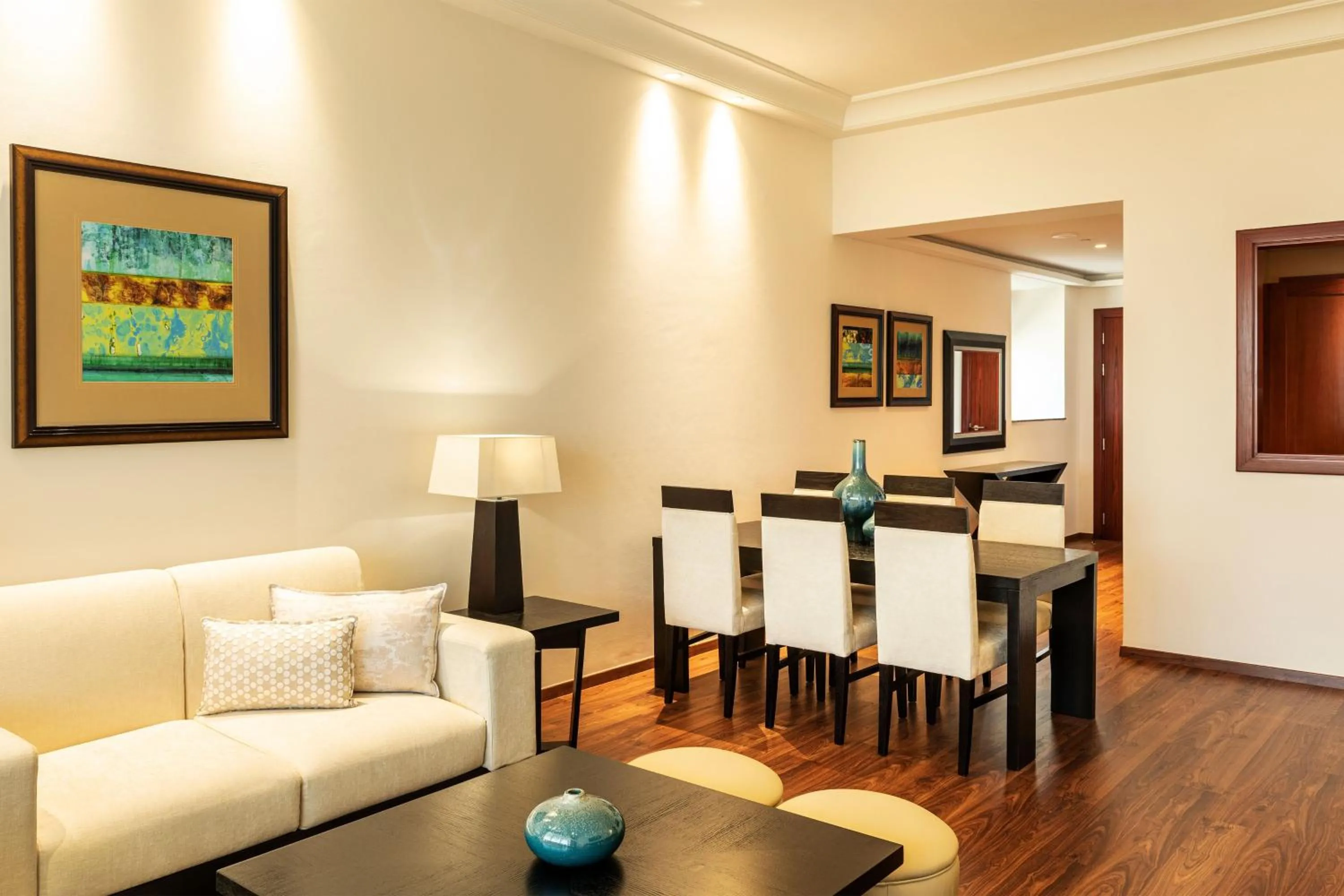 Lounge or bar in Grosvenor House, a Luxury Collection Hotel, Dubai