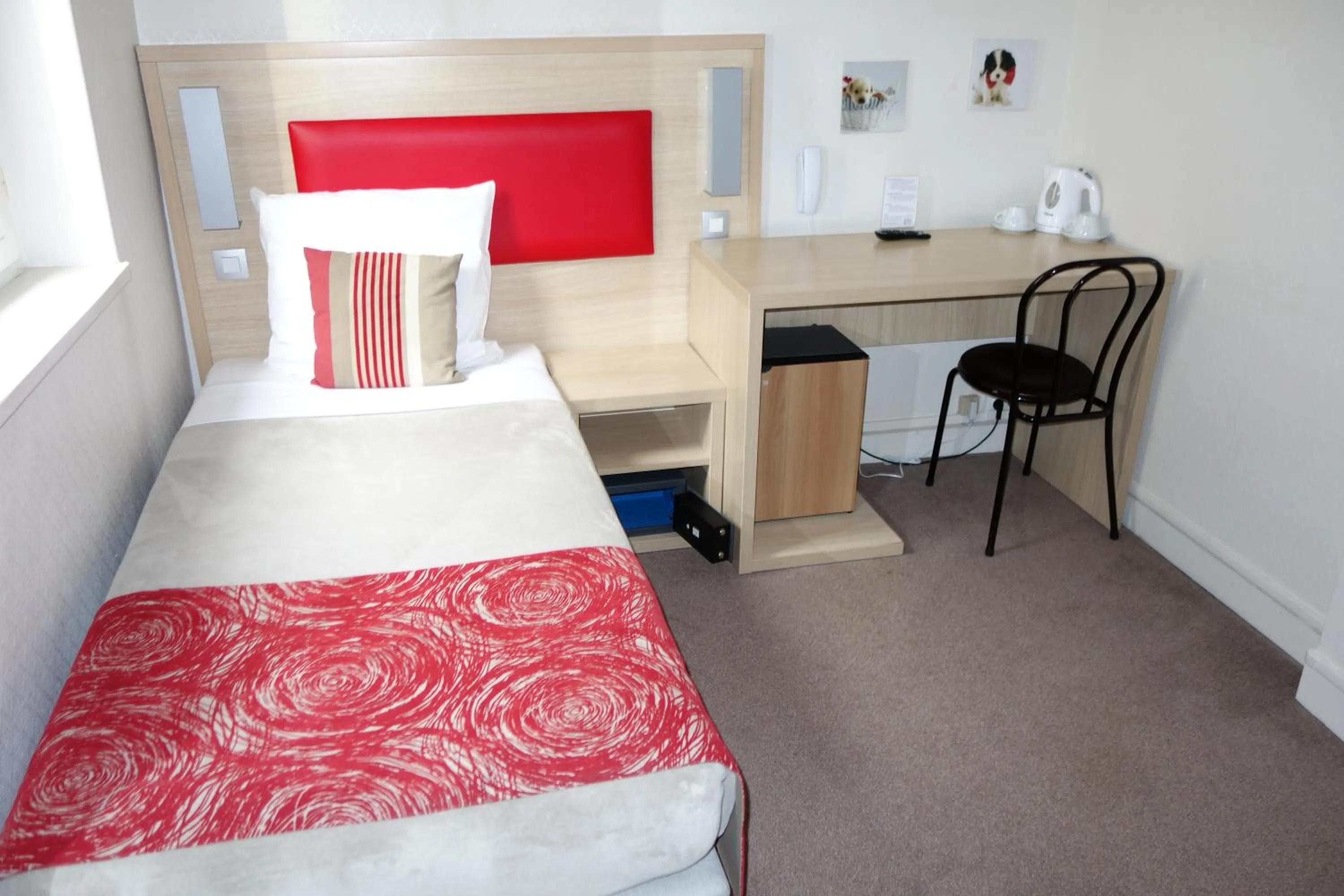 Photo of the whole room, Bed in D'win