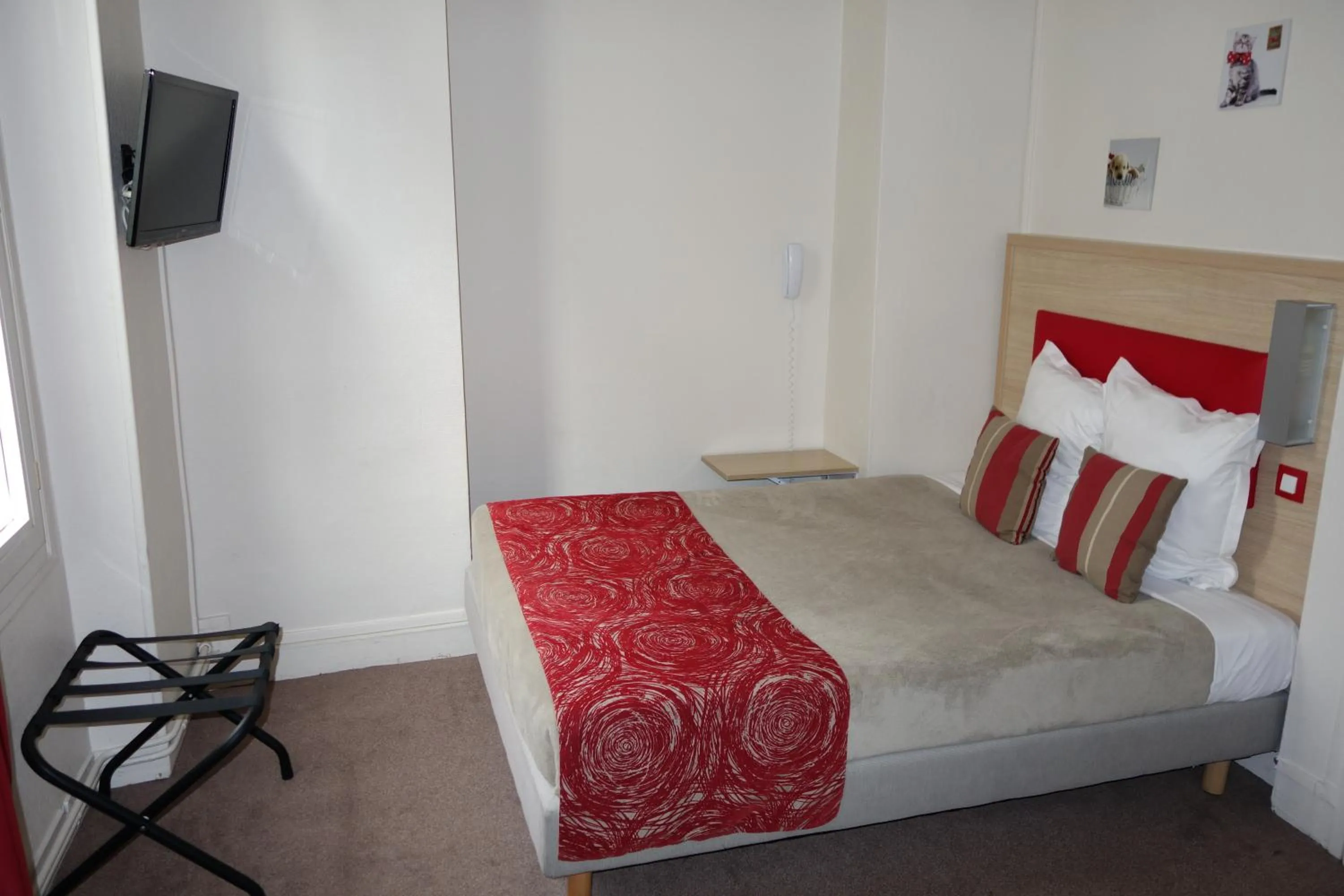 Photo of the whole room, Bed in D'win