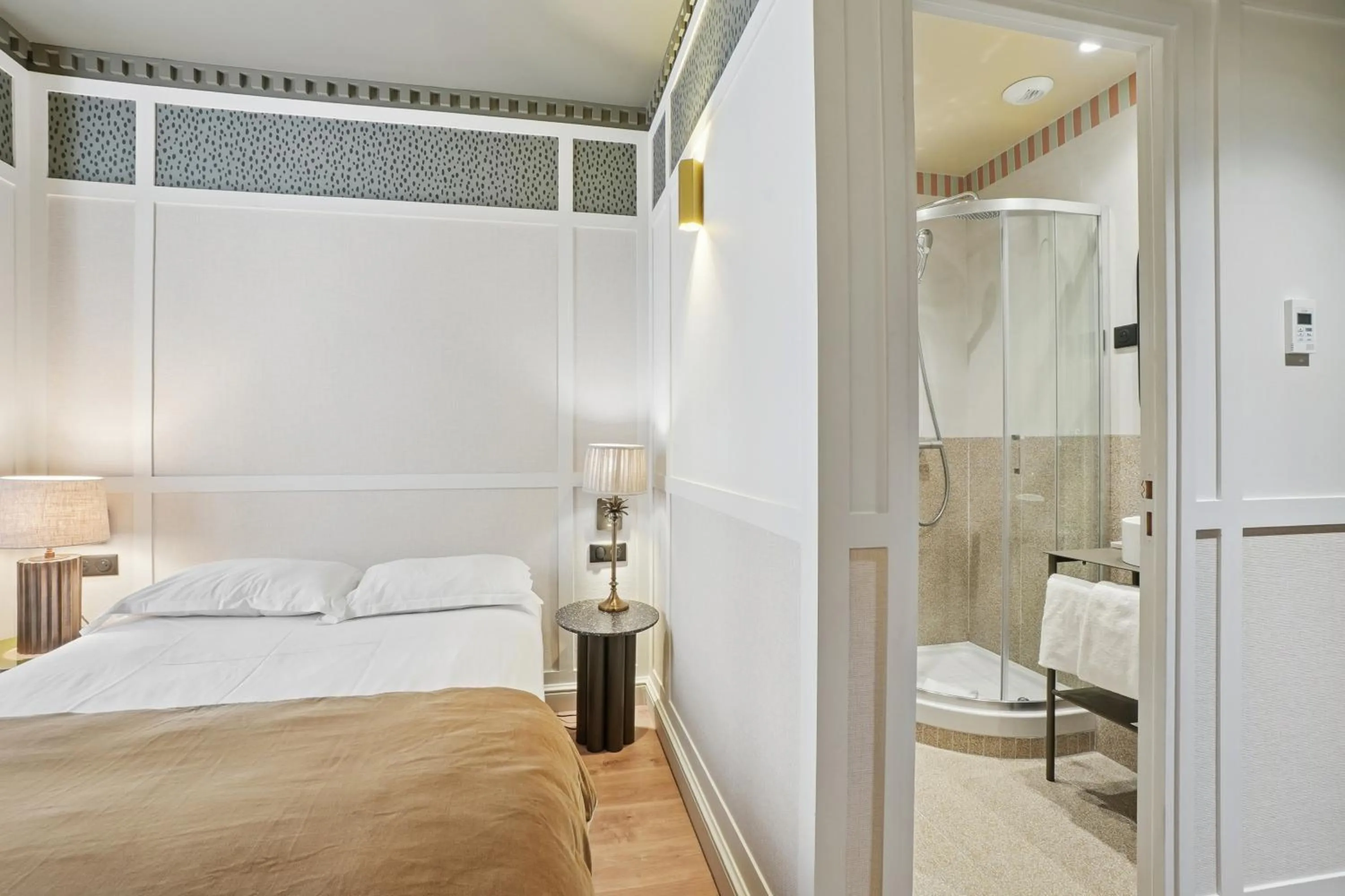 Shower, Bed in D'win