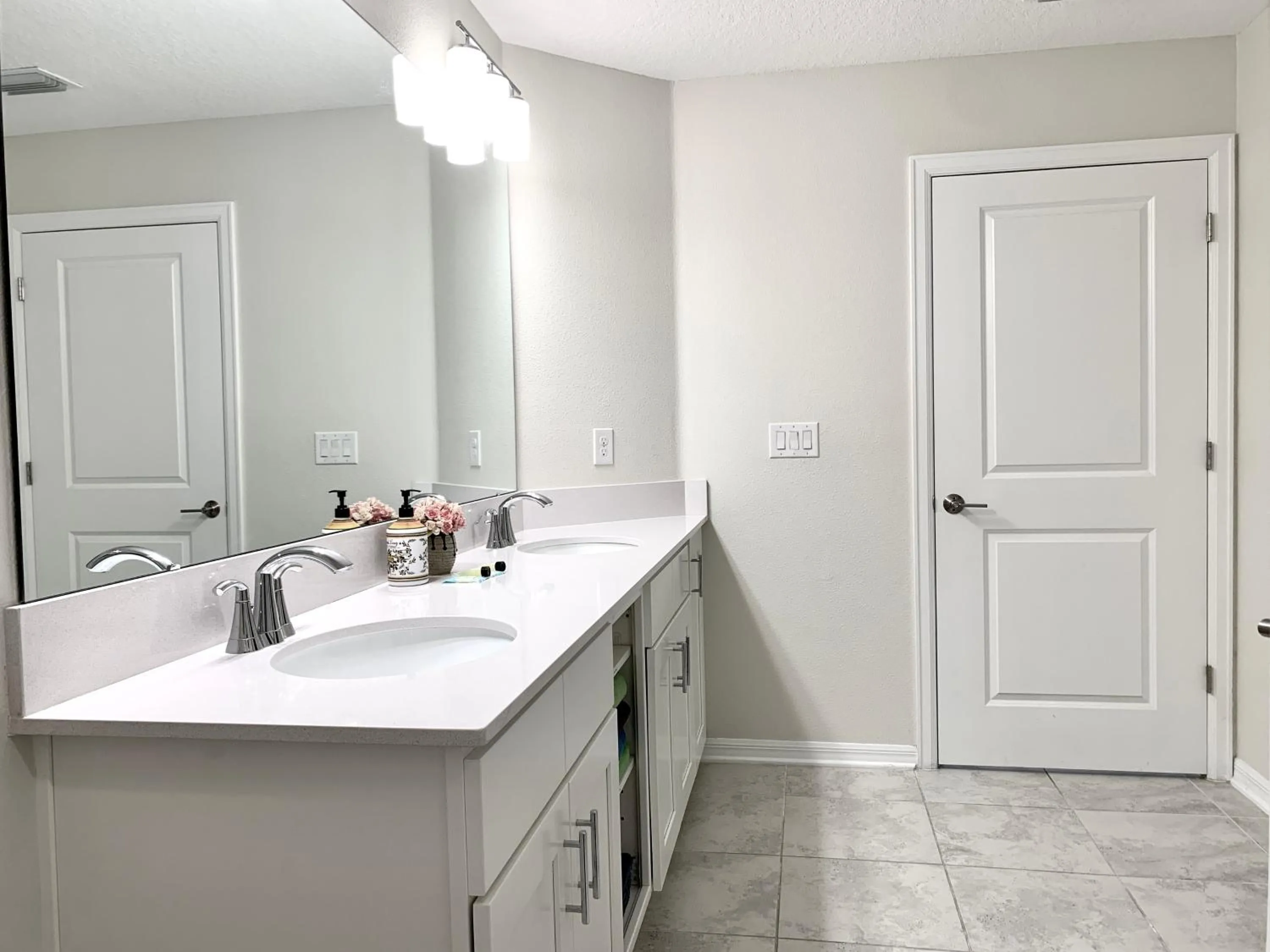 Bathroom in 3B2B-Beautiful Lake View-Baby Friendly-FREE WATER PARK!NO Resort Fee-5 Miles to Disney-Storey Lake 3141