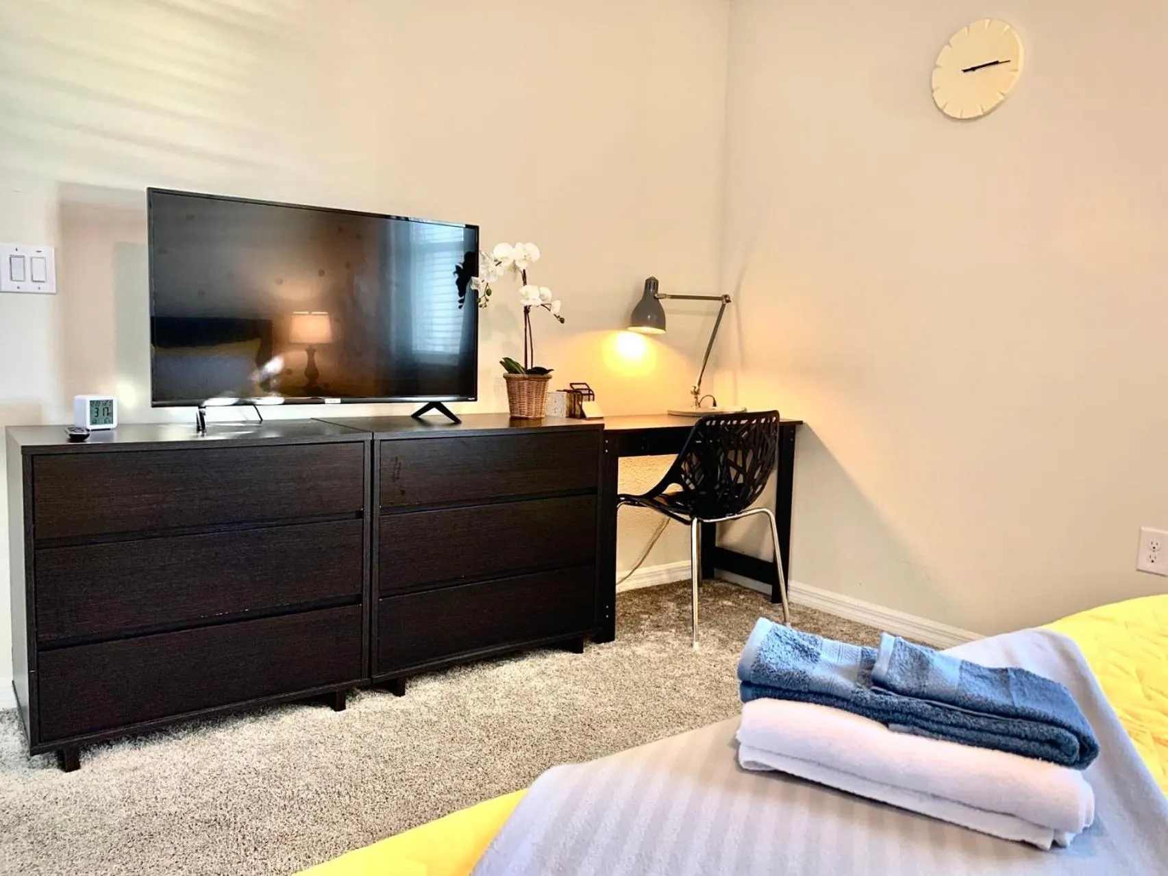 TV and multimedia, Bed in 3B2B-Beautiful Lake View-Baby Friendly-FREE WATER PARK!NO Resort Fee-5 Miles to Disney-Storey Lake 3141