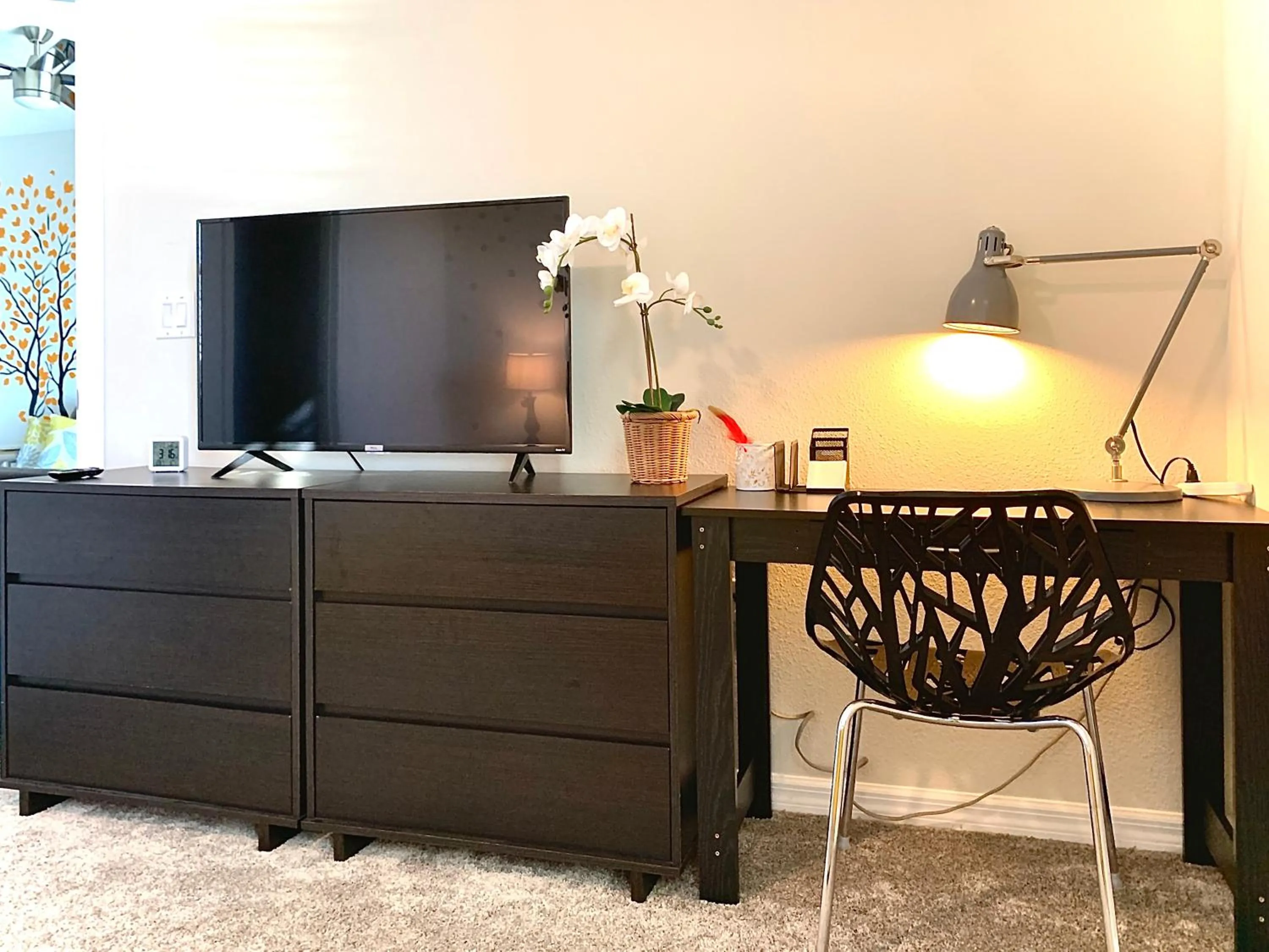 TV and multimedia in 3B2B-Beautiful Lake View-Baby Friendly-FREE WATER PARK!NO Resort Fee-5 Miles to Disney-Storey Lake 3141