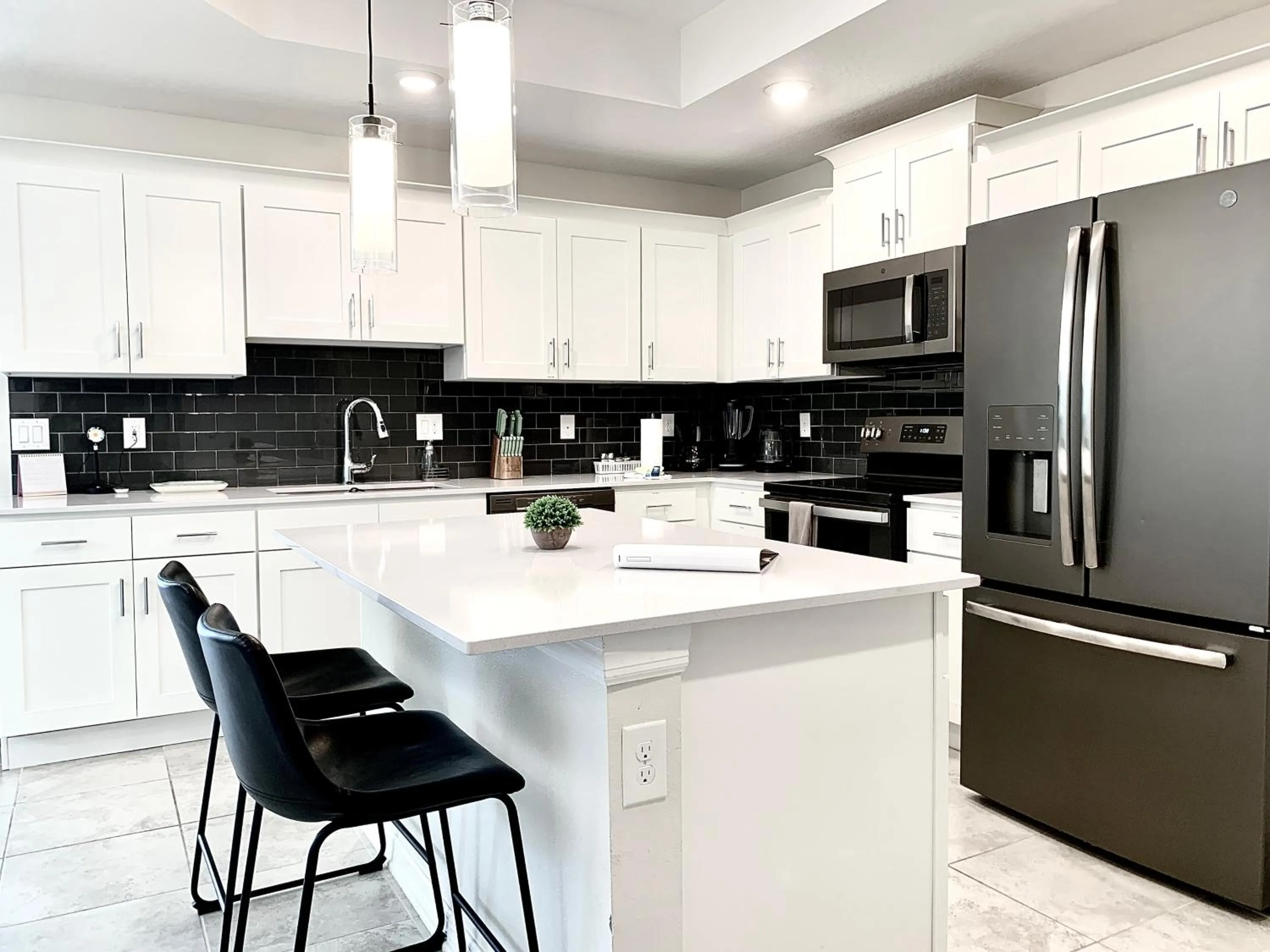 Kitchen or kitchenette in 3B2B-Beautiful Lake View-Baby Friendly-FREE WATER PARK!NO Resort Fee-5 Miles to Disney-Storey Lake 3141