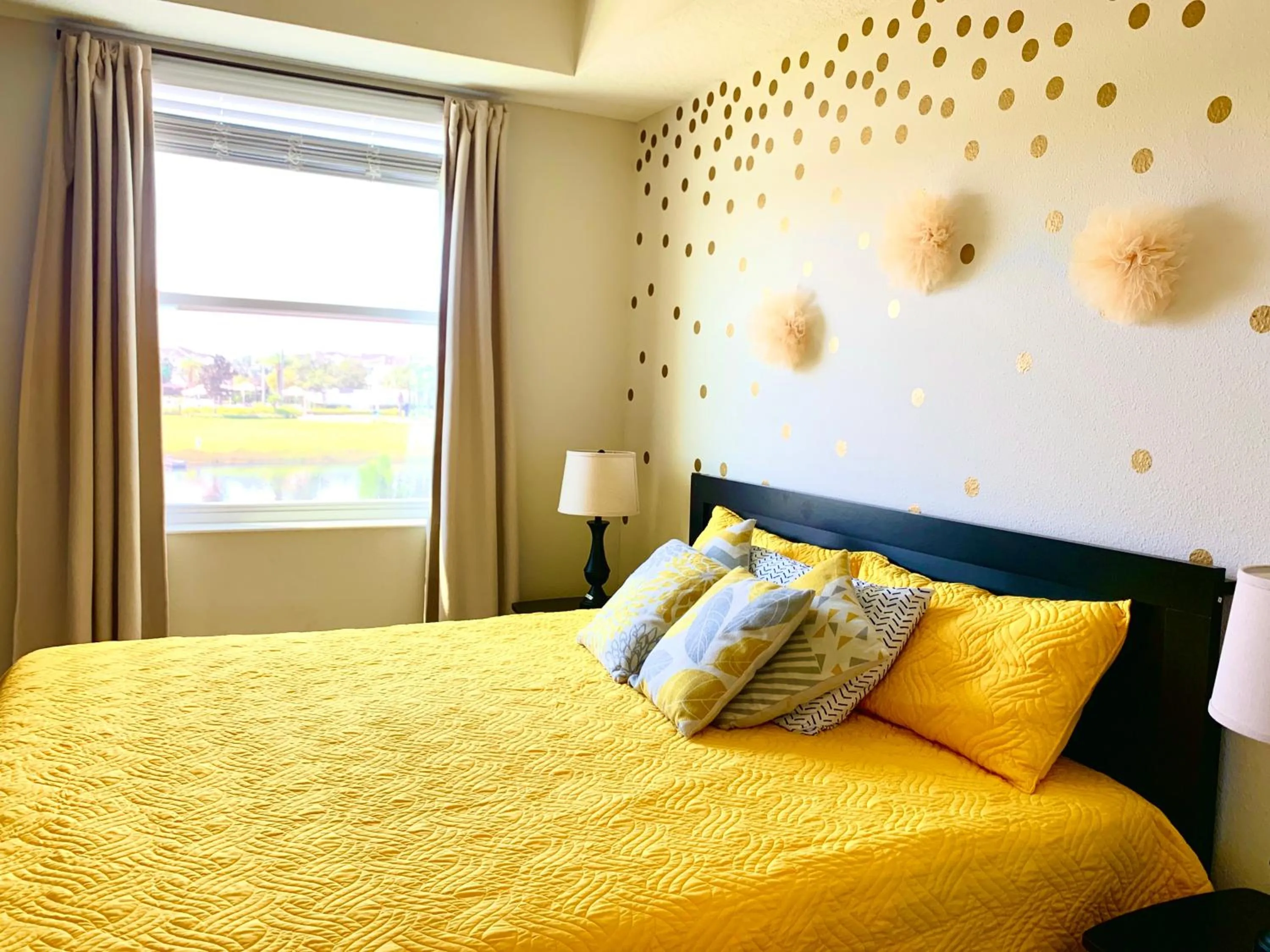 Bed in 3B2B-Beautiful Lake View-Baby Friendly-FREE WATER PARK!NO Resort Fee-5 Miles to Disney-Storey Lake 3141