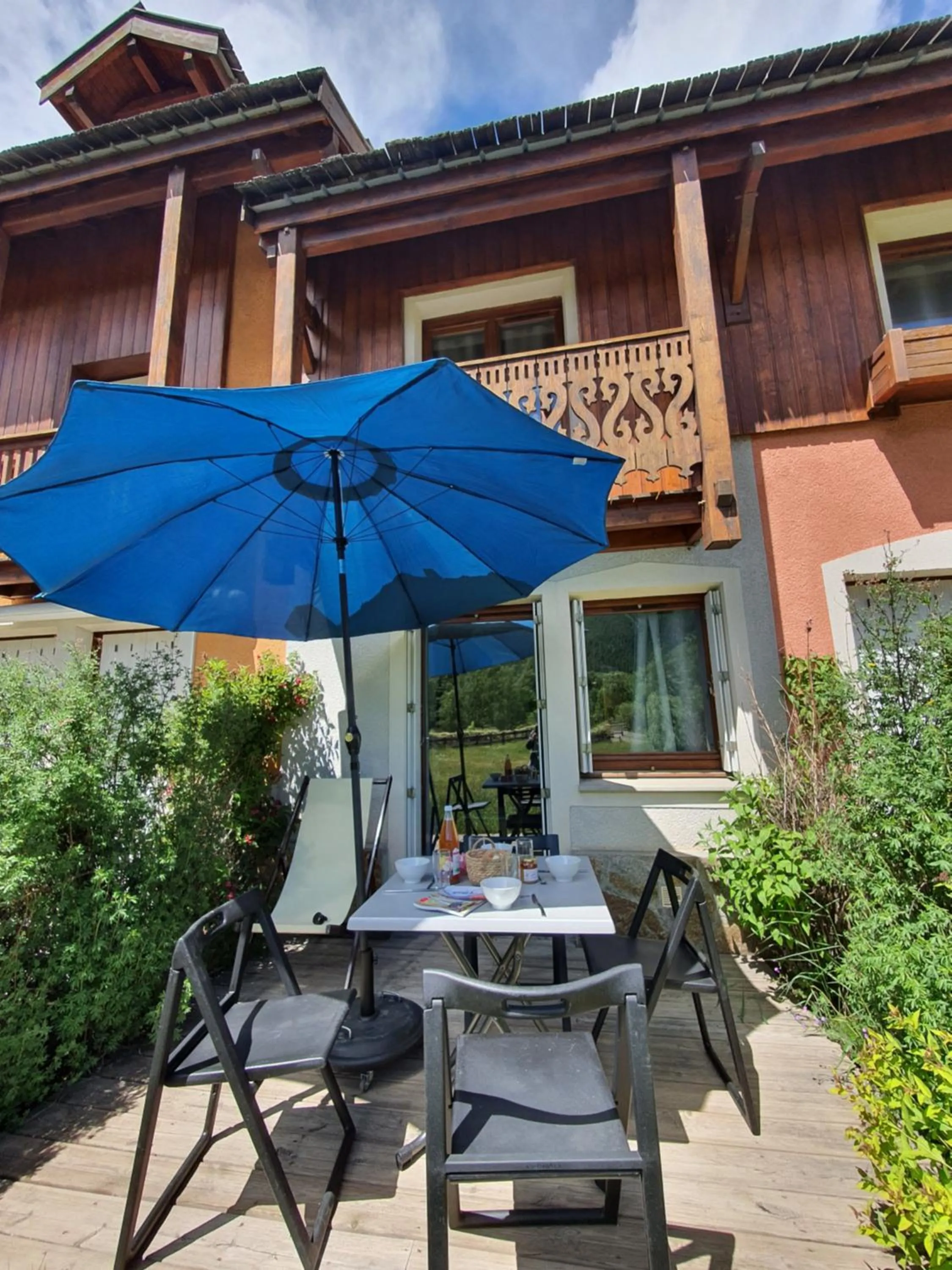 Patio in Chalets Jardin Alpin by Mountain Collection Immobilier