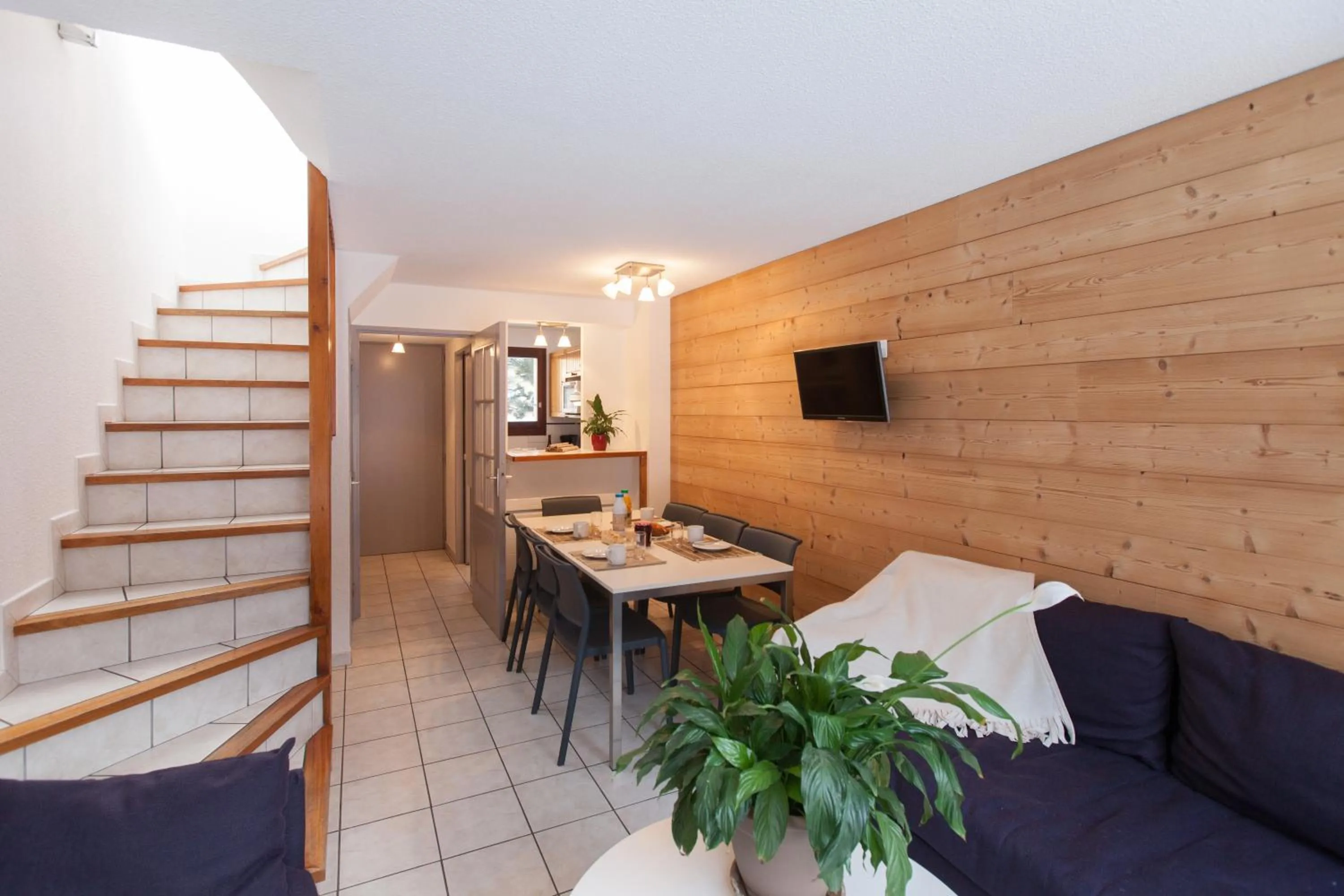 Dining area in Chalets Jardin Alpin by Mountain Collection Immobilier