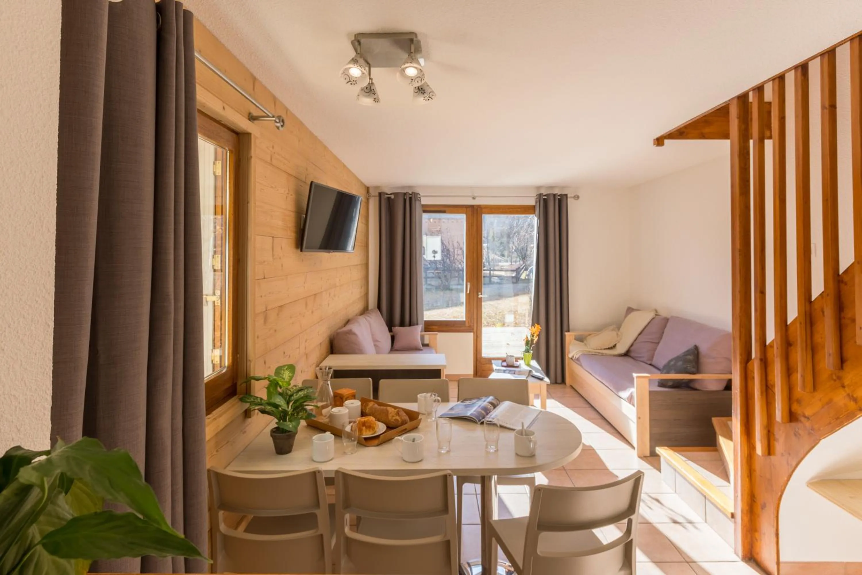 Living room in Chalets Jardin Alpin by Mountain Collection Immobilier