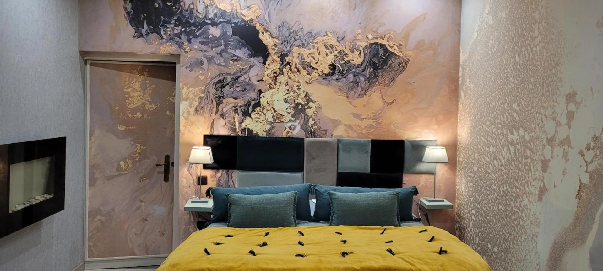 Bed in Logis Hôtel Hostellerie Saint-Jacques