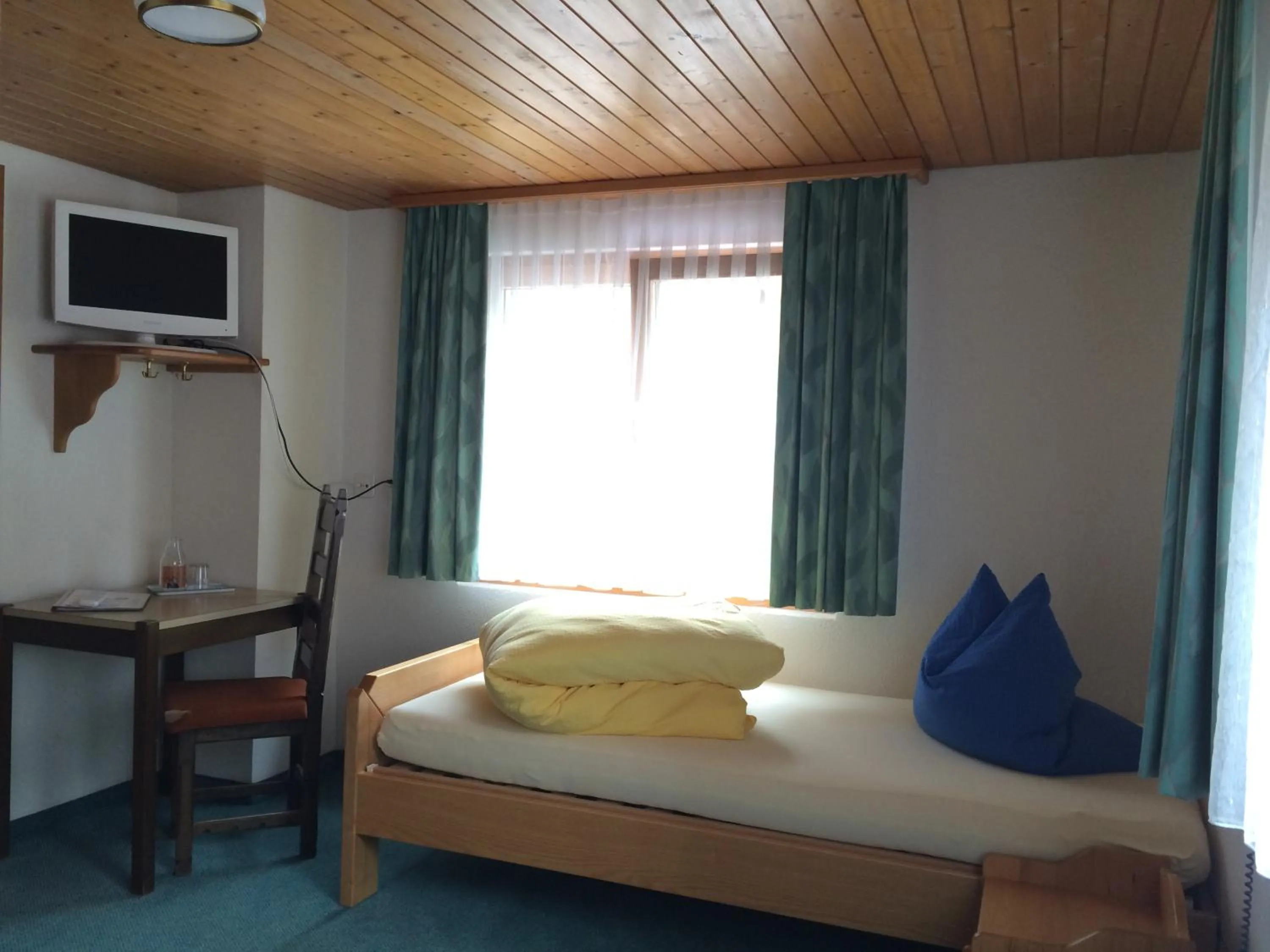 Photo of the whole room, Bed in Aktiv- und Genusshotel Alpenblick
