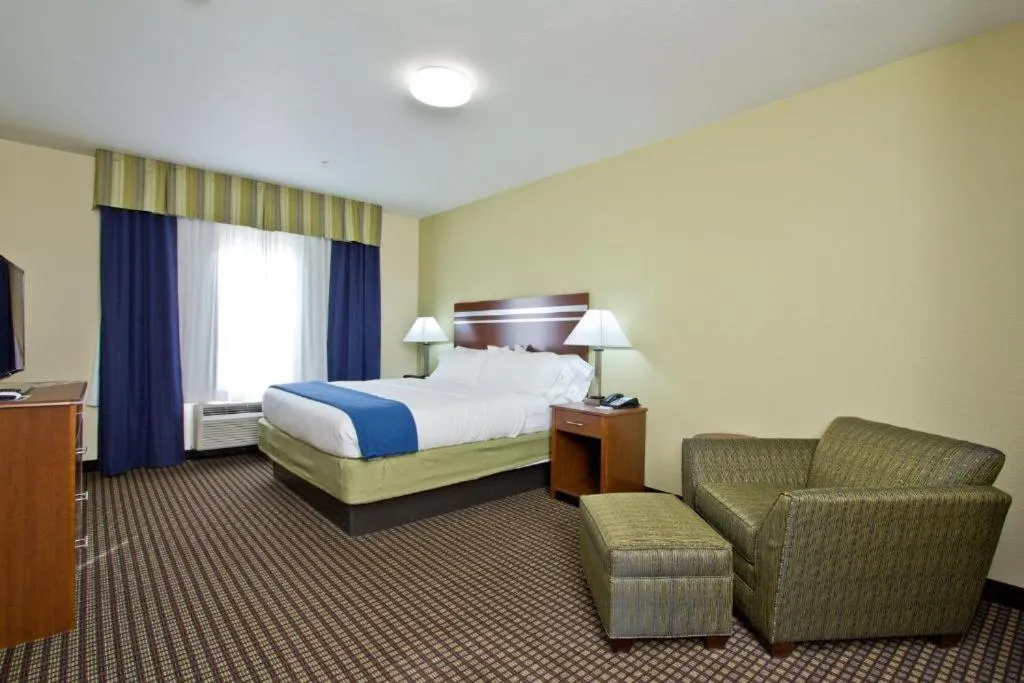Bed in Holiday Inn Express and Suites Denver East Peoria Street by IHG