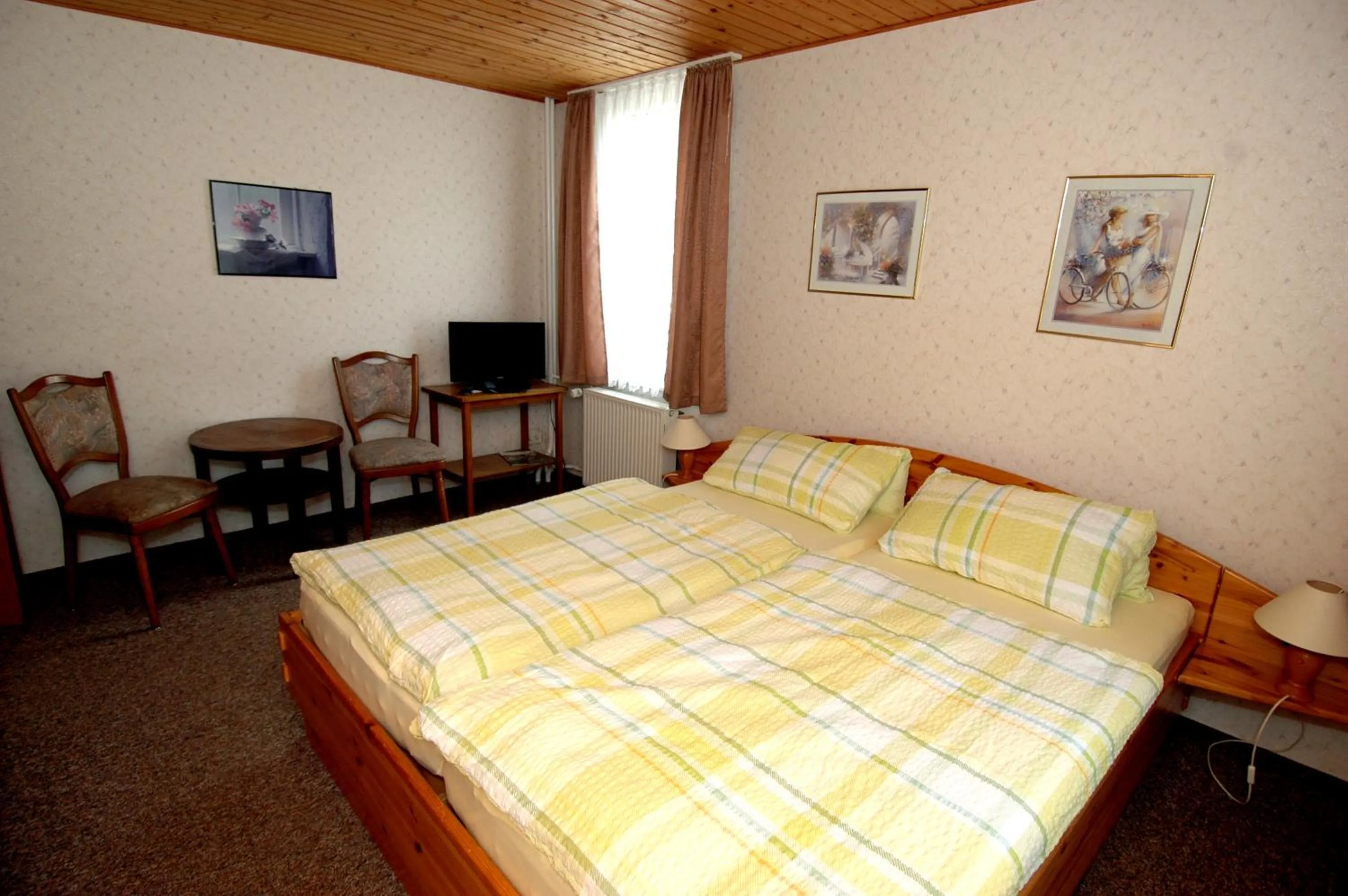 Photo of the whole room, Bed in Wiedaer Hütte